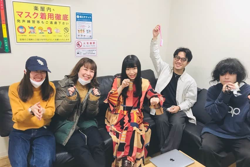 にゃんぞぬデシさんのインスタグラム写真 - (にゃんぞぬデシInstagram)「WWWXワンマン ネコの集会 〜歌いたい坂道のてっぺん〜 2020/12/18(金) ありがとうございました。 この1年間はみんなに音楽を届ける日を夢見ながら、深海に潜り曲を作ったり色々なモノと戦闘するみたいな日々でした。 夢といってもどこか幻想に近いような感覚があって、とても淡く見えていたのだけど、そんな夢を叶えてくれて、ありがとう。 そして色んな協力をしてくれたおかげで、ライブをすることができました。 やっと会えたのが嬉しくて楽しくてライブ中はずっと笑ってた気がするけど、帰ったらみんなが心を温かくしてくれたことが鮮明にわかって号泣してました。 また元気で会おうね！ またみんなに会うために元気でいるね！  ラブ&クール&ピース なバンドのみんなです🐈💕 Gt.木下哲 Ba.越智俊介(from CRCK/LCKS) key.JYO Dr.川野栄里子  最後の写真はライブ直前のテンションでシンキングタイム0秒で本気の衝動買いをしたラッコです。私は今年ラッコが好きになりました。  ワンマンのこと、 話し足りないので12/20(日)16時半からYouTubeライブやるから、遊びに来てね！ 【にゃんぞぬデシ】っていうチャンネルだよ。 ワンマン来れなかった方は行った気になれるし、来れた方は2回観た気になれるかもしれないよ。」12月19日 18時21分 - nyanzonudeshi