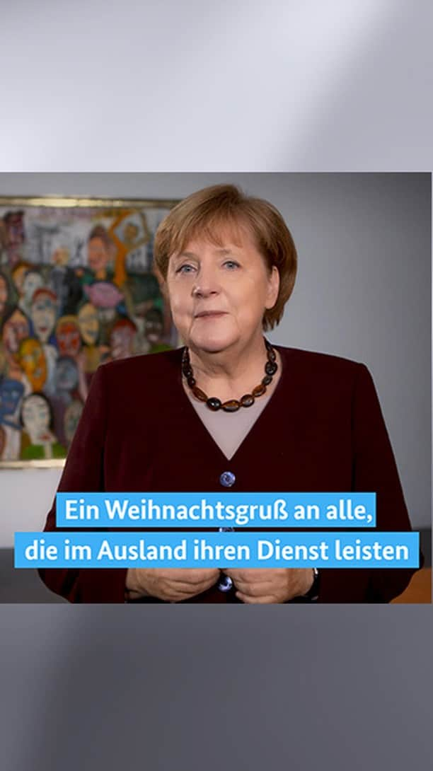 アンゲラ・メルケルのインスタグラム：「Im Video-Podcast würdigt Kanzlerin Merkel die Arbeit der Polizistinnen und Polizisten, Soldatinnen und Soldaten und zivilen Helferinnen und Helfer, die zurzeit im Auslandseinsatz sind – und sendet ihnen und ihren Familien ihre Wünsche für ein frohes und friedliches Weihnachtsfest.」