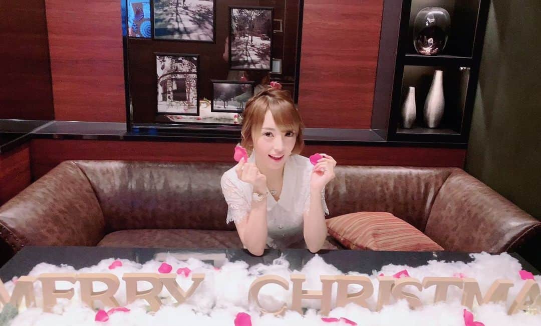 みくるんさんのインスタグラム写真 - (みくるんInstagram)「栄住吉のバチェラーさんへ遊びに行ったよ💖  クリスマスの飾り付けの個室のお部屋で メイドさんと女子会🎄  コースをいただきました🌟 盛り付けも綺麗でデザートも可愛かった🍰 ↓ 蝦夷鹿のトリュフがけ フォアグラ 桜海老のリゾット コンソメスープ🍽etc  お部屋にはカラオケもお手洗いもついてて素敵です👀  個室は２人から使用できて女子会であれば ￥2000〜利用できるみたい☃️  12/21〜12/26までクリスマスディナーもあります🍽  メイドカフェからも近い🍰  こちら詳細です💁‍♀️ ↓ room　restaurant　Bachelor @roomrestaurant_bachelor  @seiya_ashikawa   050-5451-5819  愛知県名古屋市中区栄３-11-16 SOK住吉ビル5F  #メイドカフェ#プティパルフェ#住吉#アールズカフェ#錦#キャバクラ#名古屋#YouTube#17#完全個室#個室レストラン#クリスマス#クリスマスディナー」12月19日 18時19分 - milkurumin123