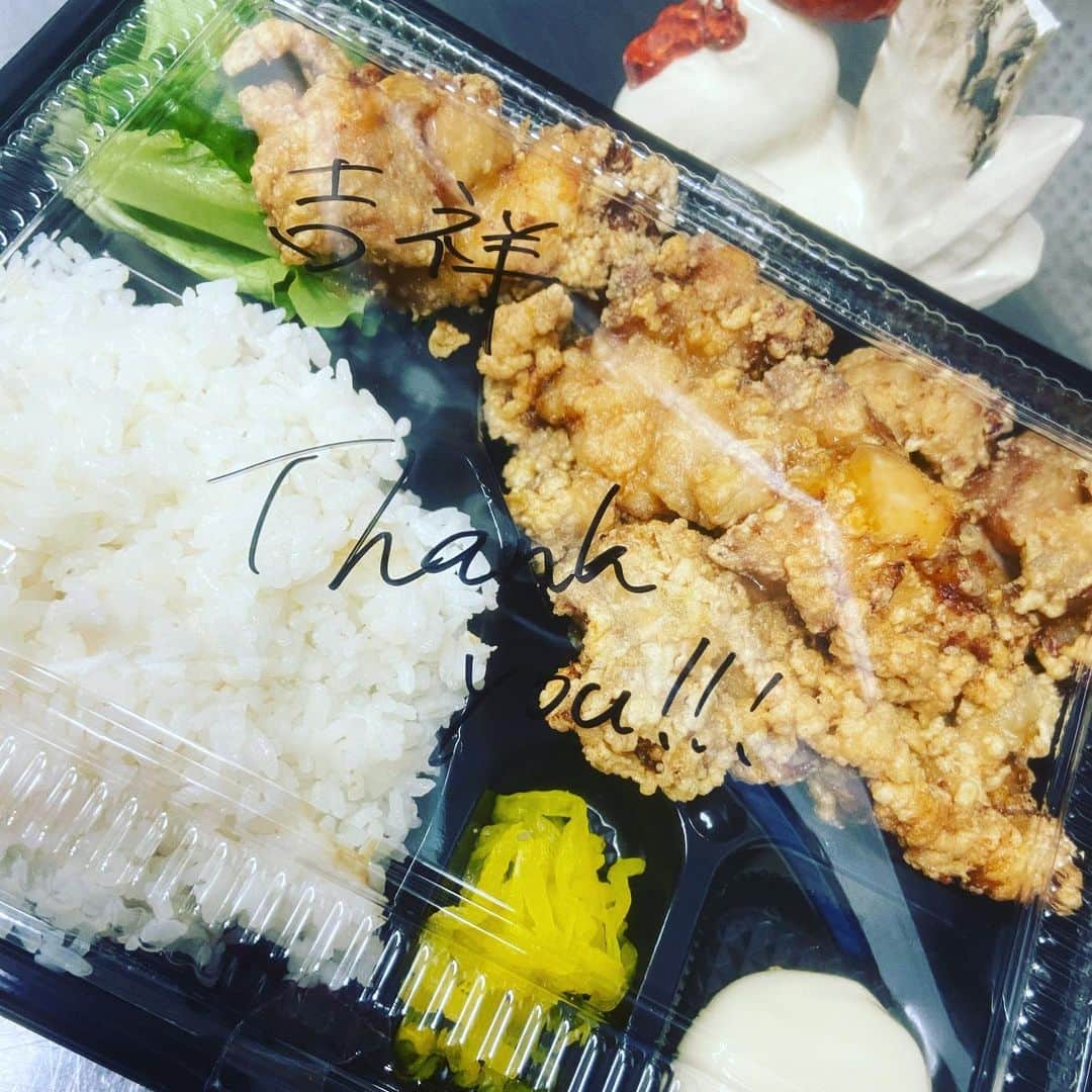 鶏魚 谷町さんのインスタグラム写真 - (鶏魚 谷町Instagram)「お休み満喫しておりますか？ 谷町4丁目駅すぐ！ がぶ飲み酒場“鶏魚”です🐓  コロナもあり連日リアルのお客様は 少ないですが、その分UberEatsは通りますね。 そう！出前もやってます！大人の事情で店名は違いますが、詳しくはプロフィール等ご覧ください🍱  「究極の唐揚げ専門店　からや」 ¥580〜  #鶏魚#谷4#谷町4丁目#谷町#貝#海鮮居酒屋#牡蠣#飲み放題#セルフ飲み放題#利き酒#利き日本酒#焼鳥#焼き鳥#出前#出前館 #ubereats #からや#からあげ #唐揚げ」12月19日 18時19分 - toriuotanimati