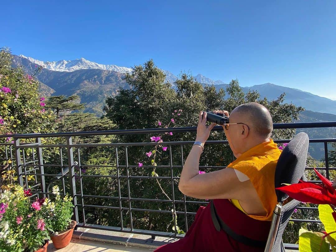 ダライ・ラマ14世さんのインスタグラム写真 - (ダライ・ラマ14世Instagram)「Under a bright blue sky HHDL trains his binoculars on the snow-capped peaks behind his residence in Dharamsala, HP, India on December 19, 2020. Photo by Tenzin Jamphel #dalailama」12月19日 18時29分 - dalailama