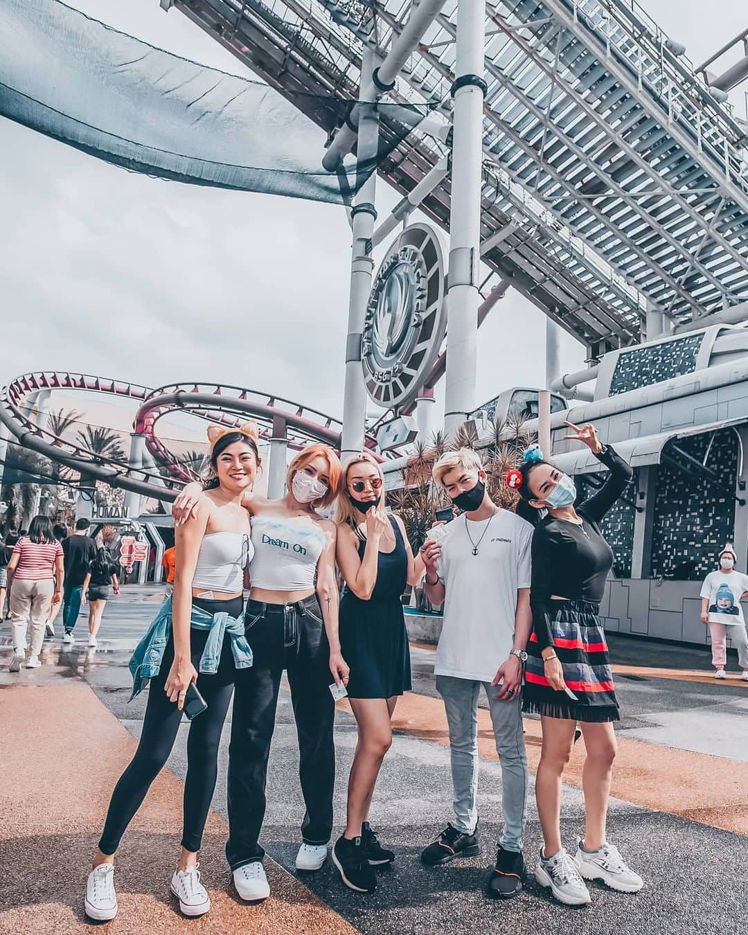 Nicole Chenさんのインスタグラム写真 - (Nicole ChenInstagram)「Headed to Universal Studios for Christmas! Happy with my friends! We been through so much during this 2020 and we will end it with happiness and looking forward to 2021 to travel with all of you ! Miss you all! To read more at  Nicolechen.tv  Photos by : @davidlovetofly  #universalstudios #usssingapore #travel #singaporelifestyle #singaporetravel With @sean.titanium @annchaii @m.61.18」12月19日 18時23分 - nicolechen.tv