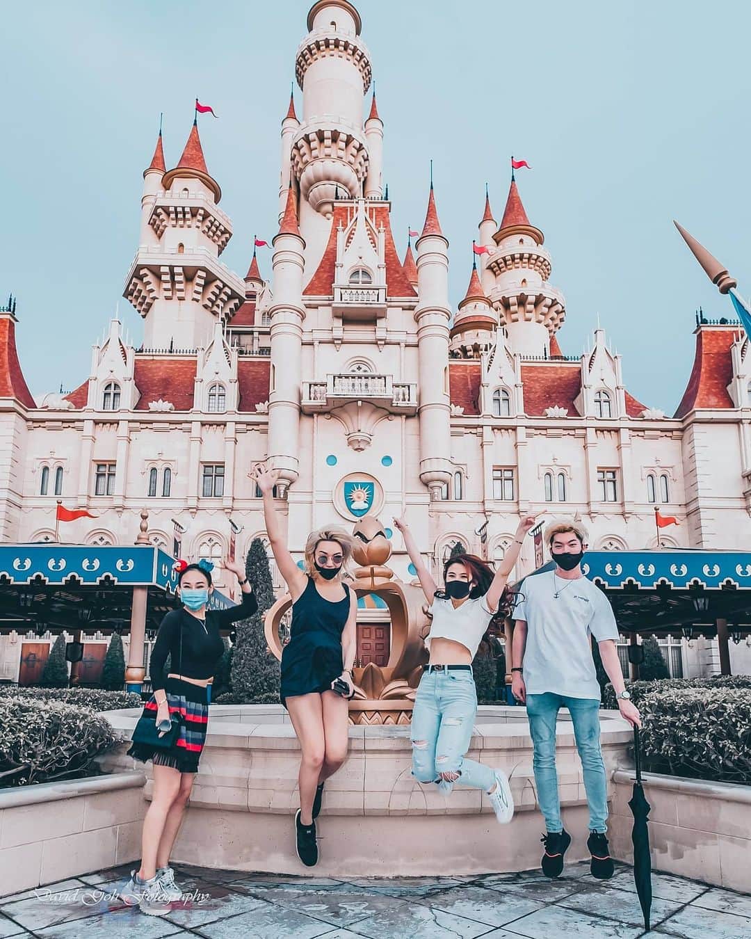 Nicole Chenさんのインスタグラム写真 - (Nicole ChenInstagram)「Headed to Universal Studios for Christmas! Happy with my friends! We been through so much during this 2020 and we will end it with happiness and looking forward to 2021 to travel with all of you ! Miss you all! To read more at  Nicolechen.tv  Photos by : @davidlovetofly  #universalstudios #usssingapore #travel #singaporelifestyle #singaporetravel With @sean.titanium @annchaii @m.61.18」12月19日 18時23分 - nicolechen.tv