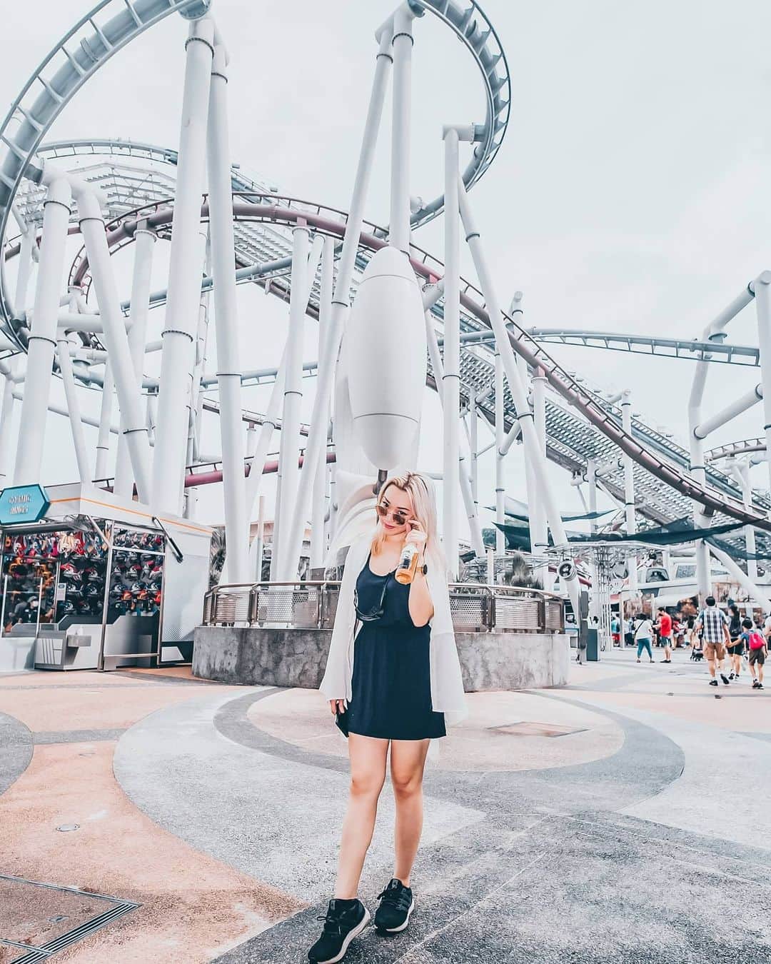 Nicole Chenのインスタグラム：「Headed to Universal Studios for Christmas! Happy with my friends! We been through so much during this 2020 and we will end it with happiness and looking forward to 2021 to travel with all of you ! Miss you all! To read more at  Nicolechen.tv  Photos by : @davidlovetofly  #universalstudios #usssingapore #travel #singaporelifestyle #singaporetravel With @sean.titanium @annchaii @m.61.18」