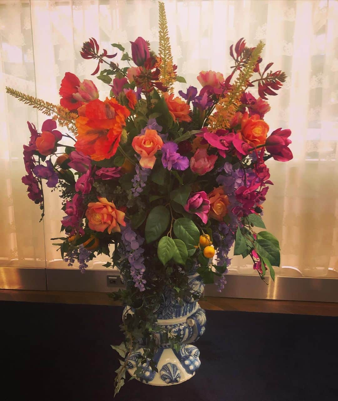 エリシャ・カスバートのインスタグラム：「Amsterdam flowers 💐 sending beauty to your feed.」