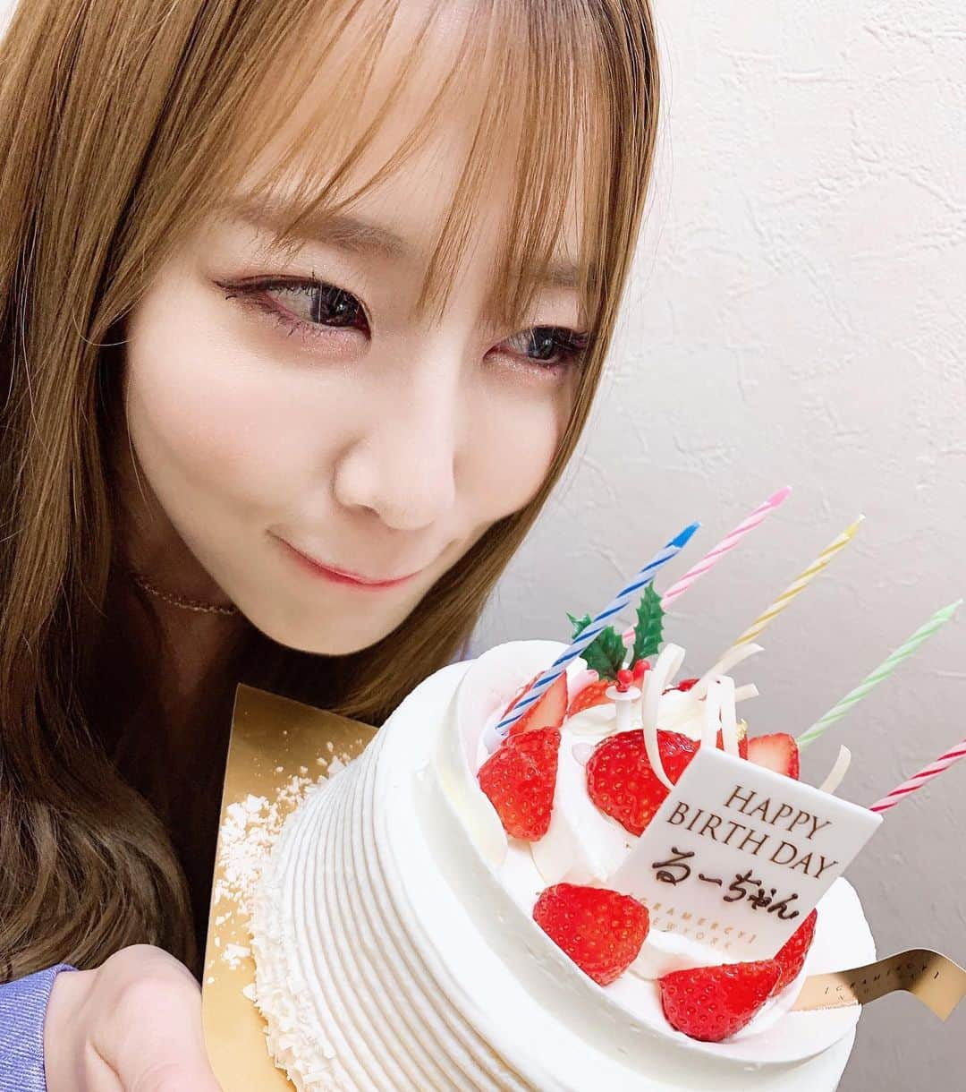 LUNAさんのインスタグラム写真 - (LUNAInstagram)「ホールケーキ🎂って 女子を幸せにするよね  ふへへへ」12月19日 18時24分 - luna_chu_z