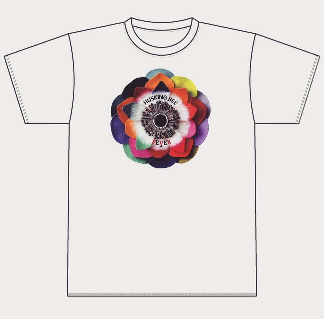 磯部正文のインスタグラム：「made in 新代田  HUSKING BEE【eye T-shirts】 アルバム｢eye｣のジャケットの花をフルカラープリントで EYEの左右にFとRを入れて文字遊びなデザインになって〼  予約販売となりますのでFEVERの販売サイトから お願いいたします🤓  ¥3,000  受注期間 2020/12/19 18:00 〜 2020/12/25 18:00  販売URL https://livehousefever.stores.jp/items/5fdb6798da019c36f3ae9496」