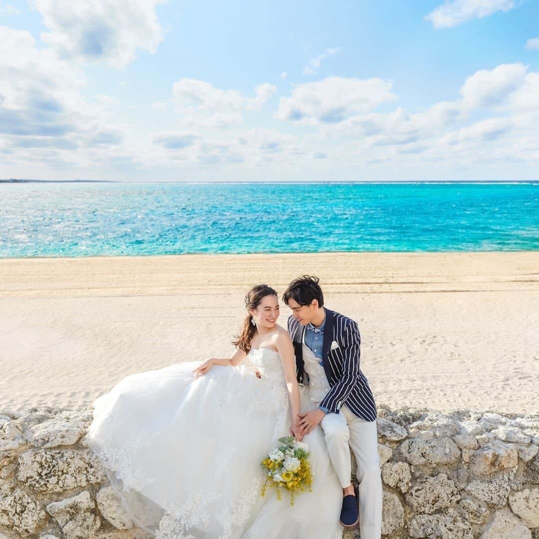 家族挙式さんのインスタグラム写真 - (家族挙式Instagram)「青い空と最高の海♡ 家族挙式で国内リゾートウェディング 憧れの結婚式を家族挙式で♡  ------------------- @kazoku_wedding をフォローして、 #家族挙式 でお写真を投稿してくださいね＊* . ------------------- 【2020年12月24日まで！】  \年内実施の会食•披露宴プランお申し込みで/ ✳︎挙式スナップ写真60カット(77,000円分)プレゼント✳︎ ▽詳しくはTOPのリンクから❁ >>> @kazoku_wedding  ----------------------- . ❁テレビCM放映中 ▹▸ ”家族挙式ベスト”なら 【挙式・衣裳・美容・写真】が含まれたプランが99,000円〜叶います＊ ▽予約はTOPのリンクから❁ >>> @kazoku_wedding ------------------- #家族挙式 #ベストアニバーサリー #家族 #Family #家族婚 #bestanniversary #少人数婚 #ウェディング #結婚式準備 #結婚式 #フォトウェディング #プレ花嫁 #卒花 #日本中のプレ花嫁さんと繋がりたい #花嫁 #卒花嫁 #国内挙式 #weddingdress #ウェディングドレス #プラコレ #Dressy花嫁 #2020秋婚 #2021春婚 #2021夏婚 #2020冬婚 #笑顔結婚式 #こだわり挙式 #リゾート挙式 #国内リゾートウェディング」12月19日 18時24分 - kazoku_wedding