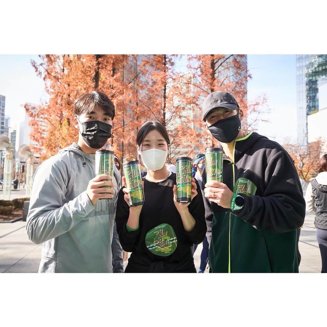 ジヌションさんのインスタグラム写真 - (ジヌションInstagram)「🏃‍♂️❤️ 아름다운재단 - 스타벅스 청년 자립정착꿈 지원사업 두런두런(DO RUN DO RUN)  마라톤  2020년 한해동안 약 800명의 러너들과 함께한 두런두런 기부금은 전액 보호종료청년을 위한 긴급지원사업에 사용되고 있습니다.   아동복지시설 보호종료 후 대학에 진학하지 않은 청년들 중 긴급하게 생계, 주거, 병원비가 필요한 청년들을 위해  9월 부터 약 10명의 청년에게 지원되고 있습니다.  이제 막 홀로서기를 시작한 보호종료청년들이  공과금과 월세, 의료비로 경제적 위기를 겪을때 두런두런 기부금으로 위기를 이겨내고 다시 일어설 수 있길 바랍니다.  올 한해 함께 해주신 모든 두런두런 러너분들 진심으로 감사 드립니다!  *이벤트 올해 두런두런에 한번이라도 참가하신 분들 중에 보호종료청년들 응원댓글 적어 주시면 3명 추첨해서 2021년 스타벅스 다이어리 선물로 보내드립니다. #두런두런웨이 #스타벅스 #아름다운재단 #미라클365 #두런두런 #기부런」12月19日 18時27分 - jinusean3000