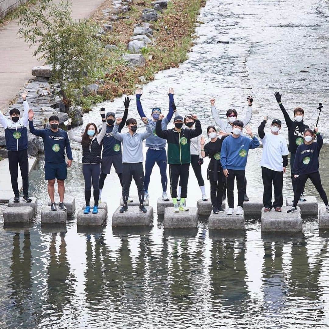 ジヌションさんのインスタグラム写真 - (ジヌションInstagram)「🏃‍♂️❤️ 아름다운재단 - 스타벅스 청년 자립정착꿈 지원사업 두런두런(DO RUN DO RUN)  마라톤  2020년 한해동안 약 800명의 러너들과 함께한 두런두런 기부금은 전액 보호종료청년을 위한 긴급지원사업에 사용되고 있습니다.   아동복지시설 보호종료 후 대학에 진학하지 않은 청년들 중 긴급하게 생계, 주거, 병원비가 필요한 청년들을 위해  9월 부터 약 10명의 청년에게 지원되고 있습니다.  이제 막 홀로서기를 시작한 보호종료청년들이  공과금과 월세, 의료비로 경제적 위기를 겪을때 두런두런 기부금으로 위기를 이겨내고 다시 일어설 수 있길 바랍니다.  올 한해 함께 해주신 모든 두런두런 러너분들 진심으로 감사 드립니다!  *이벤트 올해 두런두런에 한번이라도 참가하신 분들 중에 보호종료청년들 응원댓글 적어 주시면 3명 추첨해서 2021년 스타벅스 다이어리 선물로 보내드립니다. #두런두런웨이 #스타벅스 #아름다운재단 #미라클365 #두런두런 #기부런」12月19日 18時27分 - jinusean3000