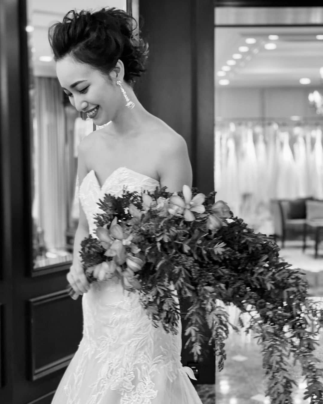 JUNOのインスタグラム：「Photo Wedding﻿ ﻿ ドレスを纏ったときの 胸の高鳴り﻿ 大切な人があなたへ向ける笑顔﻿ 初めて感じるほどの幸せ 自信と誇り﻿ ﻿ すべての女性に﻿ 人生でいちばん美しい 最愛の一日を﻿ ﻿ そんな想いから JUNOのフォトウエディングは生まれました﻿ ﻿ これまで出会った大切な人たちと﻿ 写真を通して幸せをわけあえる喜び﻿ 世界中のアトリエを巡り出会った 本物のドレスを纏って﻿ 大切な人と過ごす最愛の時間﻿ ﻿ そのかけがえのない時間が﻿ 一生あなたの人生を輝かせる瞬間となりますように﻿ ﻿ ＊＊＊＊＊﻿ ﻿ JUNO天神本店 @juno_tenjin では﻿ 火曜日限定で店内フォトプランをご案内しております﻿ ﻿ 詳しくは HP>フォトプラン をご覧くださいませ﻿ ﻿ ﻿ #inesdisanto﻿ #MARCHESA﻿ #antonioriva﻿ #naeemkhan﻿ #inmaculada﻿ #kennethpool﻿ #zacposen﻿ #juno﻿ #junowedding﻿ #wedding﻿ #weddingdress﻿ #viktorandrolf ﻿ #lenamedoyeff ﻿ #ジュノ﻿ #ウエディング﻿ #ウェディング﻿ #ウエディングドレス﻿ #ウェディングドレス﻿ #ドレス﻿ #プレ花嫁﻿ #2020冬婚﻿ #2021春婚﻿ #福岡花嫁﻿ #東京花嫁﻿ #九州花嫁﻿ #関東花嫁 #フォトウェディング #フォトウエディング #フォト婚」