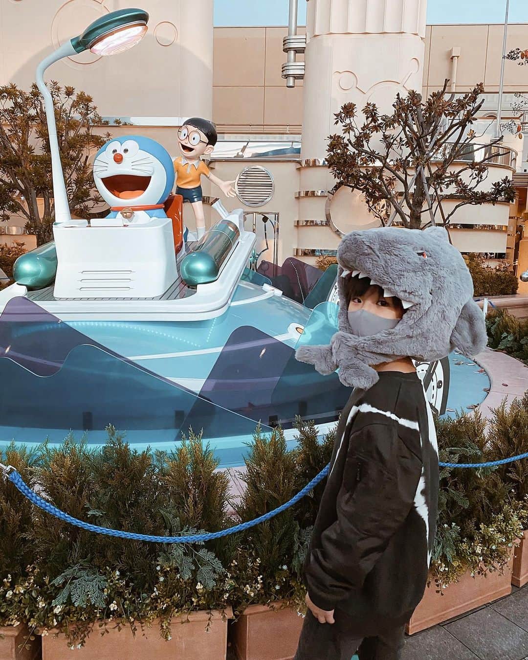 孫きょうのインスタグラム：「乗り物編🚀  ドラえもんスタンドバイミーはとにかくVRがすごすぎて😳👏🏻もうリアルでリアルで、逆に酔いやすい方は要注意レベル。笑  あとUSJで、私もれおも1番好きなのはフライングダイナソー🦖🎢フライングダイナソーは割と待ち時間長かったからエクスプレスパスを取ったらスイスイ(2枚目)✌🏽  あんちゃんはまだ身長92cmない小柄だから乗れる物が少ないんだけど、ゴーカートは4回やったよ🚗常に渋滞事故だったけどw  @klookjp  @klooktravel @universal_studios_japan #klook #KLOOKレポ #クルック #USJ #PR」