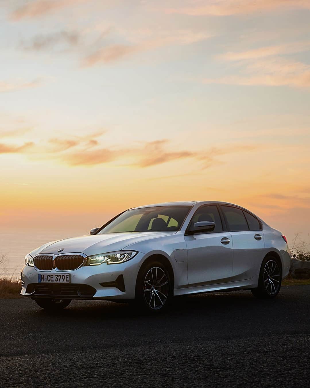 BMWのインスタグラム：「Morning silk, sliding in the breeze of magnificence. The BMW 3 Series Sedan. #THE3 #BMW #3Series __ BMW 330e Sedan: Energy consumption in kWh/100 km (combined): 14.8. Fuel consumption in l/100 km (combined): 1.6. CO2 emissions in g/km (combined): 36.* Further information: www.bmw.com/disclaimer.  	 * All performance, fuel consumption and emissions figures are provisional.」