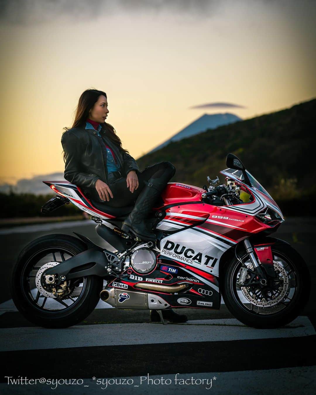 CAMIRAさんのインスタグラム写真 - (CAMIRAInstagram)「富士山がちょろっと見えてていい感じ！❤️ #バイク女子#バイク写真部#パニガーレ#バイクのある風景#バイクが好きだ#Ducati##bikegirl#motorcycle#panigale#superbikes」12月19日 18時33分 - camila.528