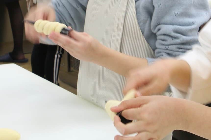 神戸製菓専門学校（公式）さんのインスタグラム写真 - (神戸製菓専門学校（公式）Instagram)「🎄クリスマスオープンキャンパス第2段🎄  今日は #チョココルネ をアレンジした #クリスマスツリーパン でした✨😊  円錐型の型に、棒状の生地をくるくる巻きつけて焼き上げたパン生地！それに美味しいチョコクリームをたっぷり詰めこみます🍫😃  デコレーション次第でいろんなアレンジが効くのでおもしろいですよね✨  パン作り初めてという方も大勢いらっしゃいましたが、「思っていたよりも生地を均等に伸ばすのが難しかった😅」「発酵させた後の生地がふわふわで癒された💖」など、みなさん新たな発見があったようです💡  パン作りができるオープンキャンパスも今年はあと1回❗️ 12/27(日)の #スノーマン ⛄️ #クリームパン をアレンジして可愛いパンを作りましょう💕 皆さんにお会いできるのを楽しみにしています♪  #神戸製菓　#神戸製菓専門学校　#神戸製菓専門学校oc #オープンキャンパス　#チョコ　#コルネ　#クリスマス　#クリスマスツリー　#ツリー　#クリスマスパン　#パン作り　#パン職人　#ブーランジェ　#パン作り好きな人と繋がりたい #パン作り初心者 #christmas #sweet #pattistagram2020」12月19日 18時33分 - kobeseika_info
