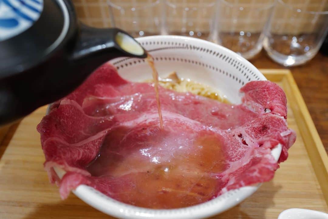 福岡グルメ 福岡ランチ「デビログ」さんのインスタグラム写真 - (福岡グルメ 福岡ランチ「デビログ」Instagram)「『#麺処極み 大名店』の「#和牛しゃぶしゃぶラーメン 」1,000円(税込)は、ラーメンの上に薄い牛肉がど～んとのっていて迫力がある一品✌️ 前々から気になっていたんよねぇ～。 牛肉の上から”あご出汁”をかけていただくのだが、これはたまらんね😋 麺はつるもちっとした感じのものやった。 寒い時期に温かいラーメンと牛肉が一緒に食べられるのは嬉しい🙆‍♂️ 次回はスタッフに人気だという「豚足スープらーめん」850円を食べてみたい。 ランチメニューは他に、あごだしかつ丼やあごだしカレー、テイクアウトの弁当もある。 PayPayも使えますよ。  #麺処極み大名店 #福岡市中央区大名 1-6-13 バルビゾン95 1F 092-791-9274 11:00～15:00 16:00～3:00 ハッピーアワー 11:00～15:00 16:00～19:00 定休日：日曜日  #福岡ラーメン #大名 #大名グルメ #大名ランチ #大名ラーメン #あご出汁ラーメン #福岡あご出汁  #福岡 #福岡県 #福岡市 #福岡グルメ #福岡ランチ #福岡ディナー #福岡ごはん #福岡ご飯 #福岡飯 #福岡食べ歩き #福岡インスタグルメ #食べログ福岡 #福岡旅行 #福岡グルメ旅 #博多 #博多グルメ #博多ランチ #fukuoka #fukuokacity」12月19日 18時34分 - devi_takahashi