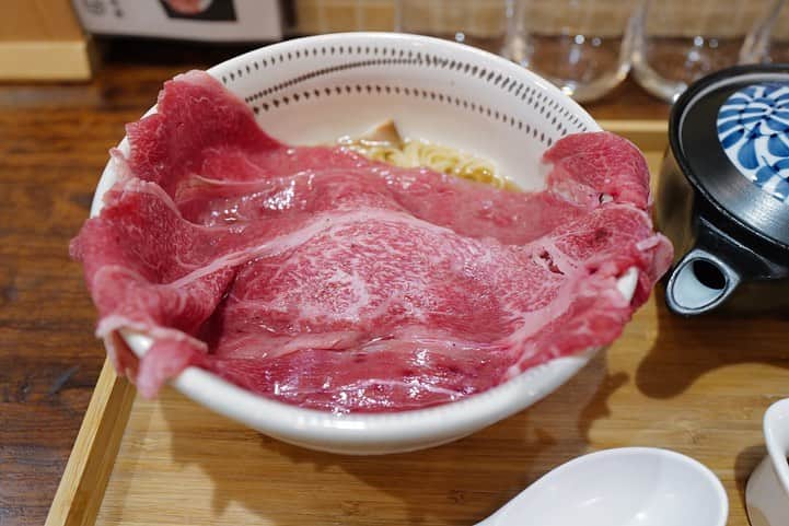 福岡グルメ 福岡ランチ「デビログ」さんのインスタグラム写真 - (福岡グルメ 福岡ランチ「デビログ」Instagram)「『#麺処極み 大名店』の「#和牛しゃぶしゃぶラーメン 」1,000円(税込)は、ラーメンの上に薄い牛肉がど～んとのっていて迫力がある一品✌️ 前々から気になっていたんよねぇ～。 牛肉の上から”あご出汁”をかけていただくのだが、これはたまらんね😋 麺はつるもちっとした感じのものやった。 寒い時期に温かいラーメンと牛肉が一緒に食べられるのは嬉しい🙆‍♂️ 次回はスタッフに人気だという「豚足スープらーめん」850円を食べてみたい。 ランチメニューは他に、あごだしかつ丼やあごだしカレー、テイクアウトの弁当もある。 PayPayも使えますよ。  #麺処極み大名店 #福岡市中央区大名 1-6-13 バルビゾン95 1F 092-791-9274 11:00～15:00 16:00～3:00 ハッピーアワー 11:00～15:00 16:00～19:00 定休日：日曜日  #福岡ラーメン #大名 #大名グルメ #大名ランチ #大名ラーメン #あご出汁ラーメン #福岡あご出汁  #福岡 #福岡県 #福岡市 #福岡グルメ #福岡ランチ #福岡ディナー #福岡ごはん #福岡ご飯 #福岡飯 #福岡食べ歩き #福岡インスタグルメ #食べログ福岡 #福岡旅行 #福岡グルメ旅 #博多 #博多グルメ #博多ランチ #fukuoka #fukuokacity」12月19日 18時34分 - devi_takahashi