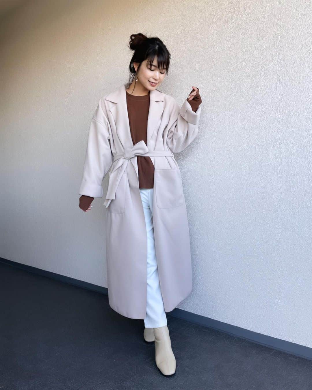 三佐和あやのインスタグラム：「#ootd ﻿ 🧥 お出かけがしたい✨ ﻿ #code  coat ... @reedit_official  Knit ... @saisondepapillon  pants ... @grl_official  pumps ... @sappun_japan  accessories ... @r_handmade1223  ﻿ #今日のコーデ #今日の靴 #今日の服 #冬コーデ #コート #コートコーデ #きょコ #シンプルコーデ #大人カジュアルコーデ #大人コーデ #きれいめコーデ #きれいめカジュアル #ママ #ママコーデ #ママファッション #お洒落 #fashion #fashiongram #fashionista」