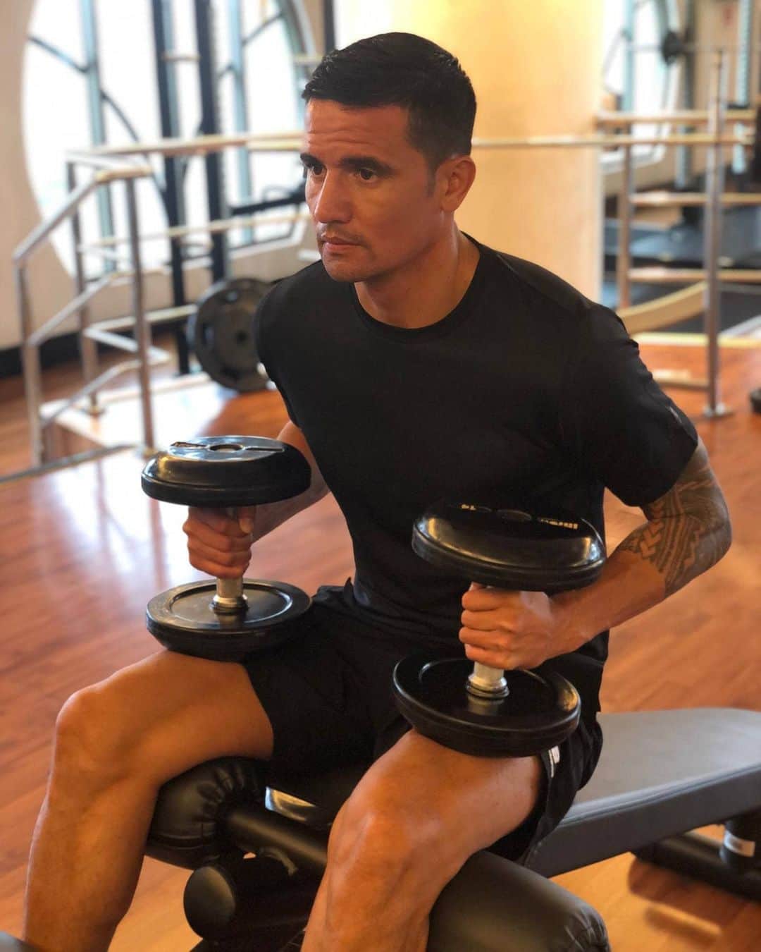 ティム・ケーヒルのインスタグラム：「Came to the gym to take a quick photo  and now time to go back to sleep. 😂💯🏋🏽‍♀️ #happysaturday」
