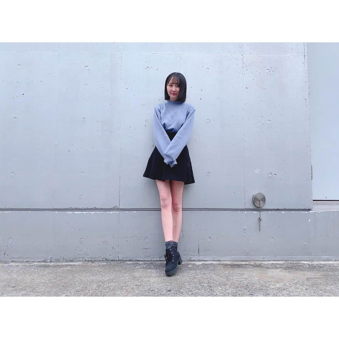 山邊歩夢さんのインスタグラム写真 - (山邊歩夢Instagram)「❄️👯‍♀️✨ * * 今日のコーデ * * #あゆーで #私服コーデ #今日のコーデ #トレーナー #水色 #gu #スカート #黒 #ankrouge #ショートブーツ」12月19日 18時36分 - ayuyamabe_official