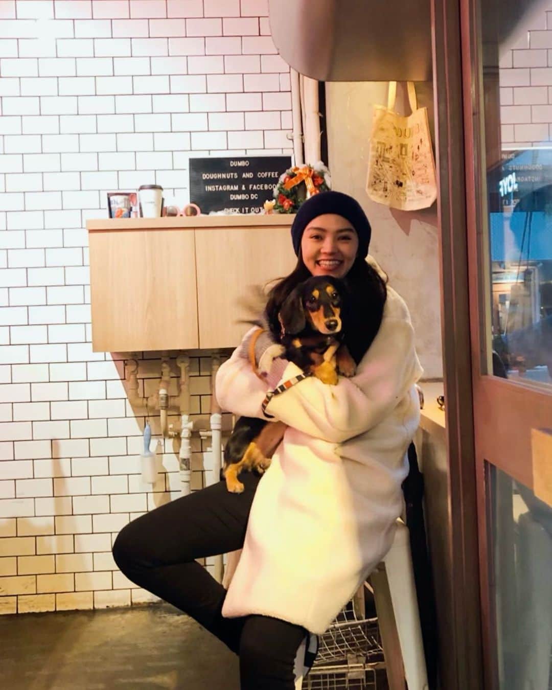 高原愛のインスタグラム：「モモと一緒におでかけ週末☕️✨モモも先日2歳になって少しずつ落ち着いてきました🐕😌人懐っこくて元気で遊びが大好き💕今日は外を歩いてたらみぞれが降ってきて寒かった❄️最近ぐっと冷え込んで冬らしい季節になってきましたね☃️風邪ひかないように体調気をつけます😁👌」