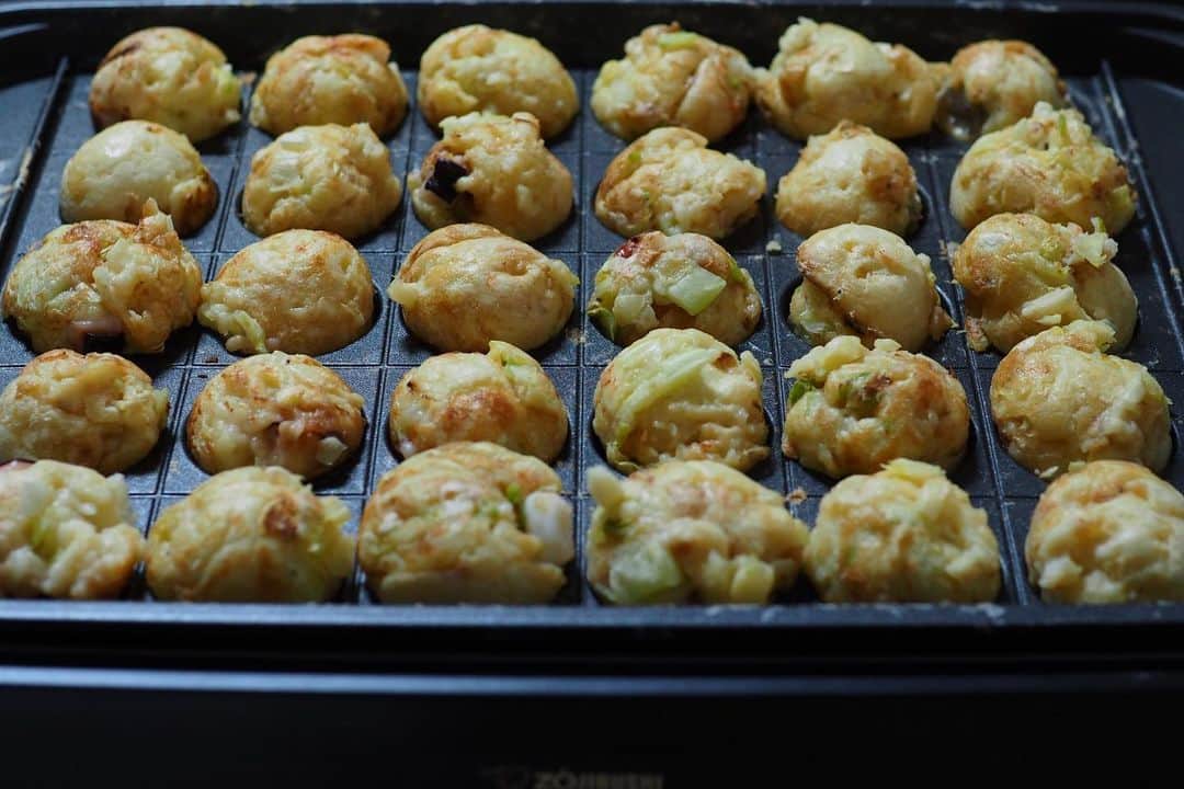 Rocoのインスタグラム：「12.19 晩ごはんはたこ焼き🐙(今日はちゃんとたこ入れましたw)あとは大根と油揚げの味噌汁、具沢山サラダ、漬物いろいろ。  #rocoごはん#たこ焼き#晩ごはん#象印ホットプレート」