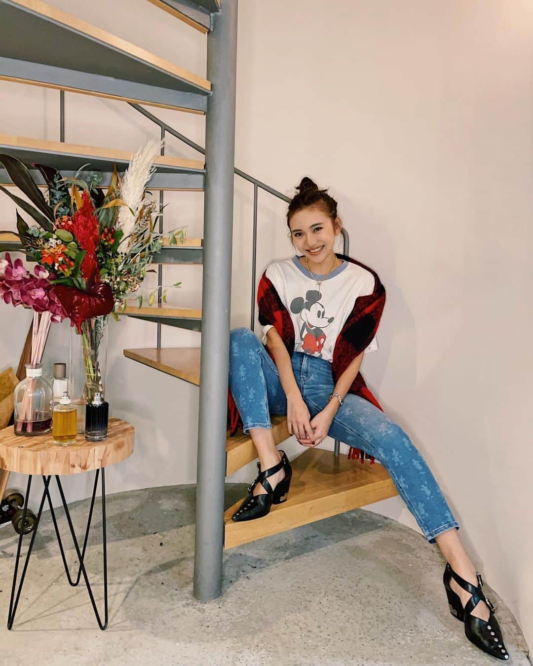 佐々木彩乃のインスタグラム：「今の時期アメリカンイーグルではパーティールックやギフトにおすすめなアイテムが沢山😍 ディスニーコラボアイテムを使ってレイヤードコーディネートをしてみた🎄 AEのデニムはどれも履き心地が抜群❤️ アメリカンイーグルのオンラインなら、 ニット、トップス、ジーンズなど様々なアイテムが揃ってるのでギフトにもオススメ❤️ オンラインストア（http://www.aeo.jp/）で プロモーションコード「JPAYA20」を使用して購入すると２０％OFFだよ😍（12/26まで） @americaneaglejp #AExME #AEJeans #AEホリデー2020」