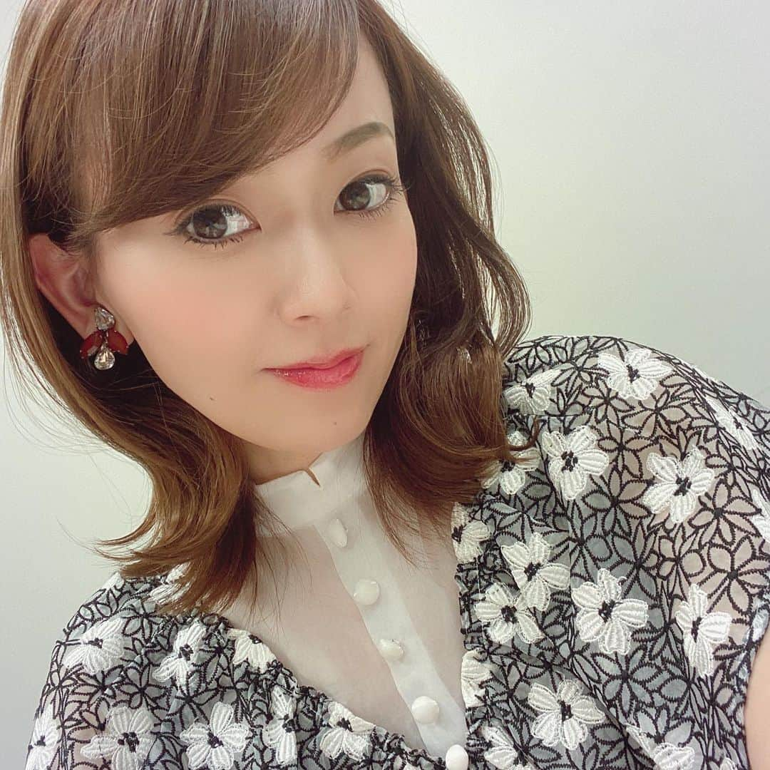 岡部玲子さんのインスタグラム写真 - (岡部玲子Instagram)「本日の衣装とヘアアレンジ✨ ADELLY(アデリー)さんのワンピースに毛先くるりん外巻きなヘアアレンジでした☺️ ワンピースのデザインが個性的で可愛い😍 イヤリングはワインレッド×キラキラストーン💕  🏇は…  #超マイナス  でした🤣  買っていたはずの馬券が買えていなくて(購入最終ボタンが押せていなかった😱)、ぬか喜び😭 唯一それだけ当たっていたという…なんと不運な私なんでしょうか😭  帰りに入金💰して帰ります😭 ちょっと…そろそろドカンと当てないとまずい…💦 皆様も素敵な週末になりますように🌈  #岡部玲#タレント　#レポーター　#アナウンサー　#キャスター　#女子アナ　#競馬キャスター　#生放送　#衣装　#ヘアアレンジ　#ワンピース　#アデリー　#tvshow #dress #hairarrange #adelly」12月19日 18時43分 - reiko_okabe