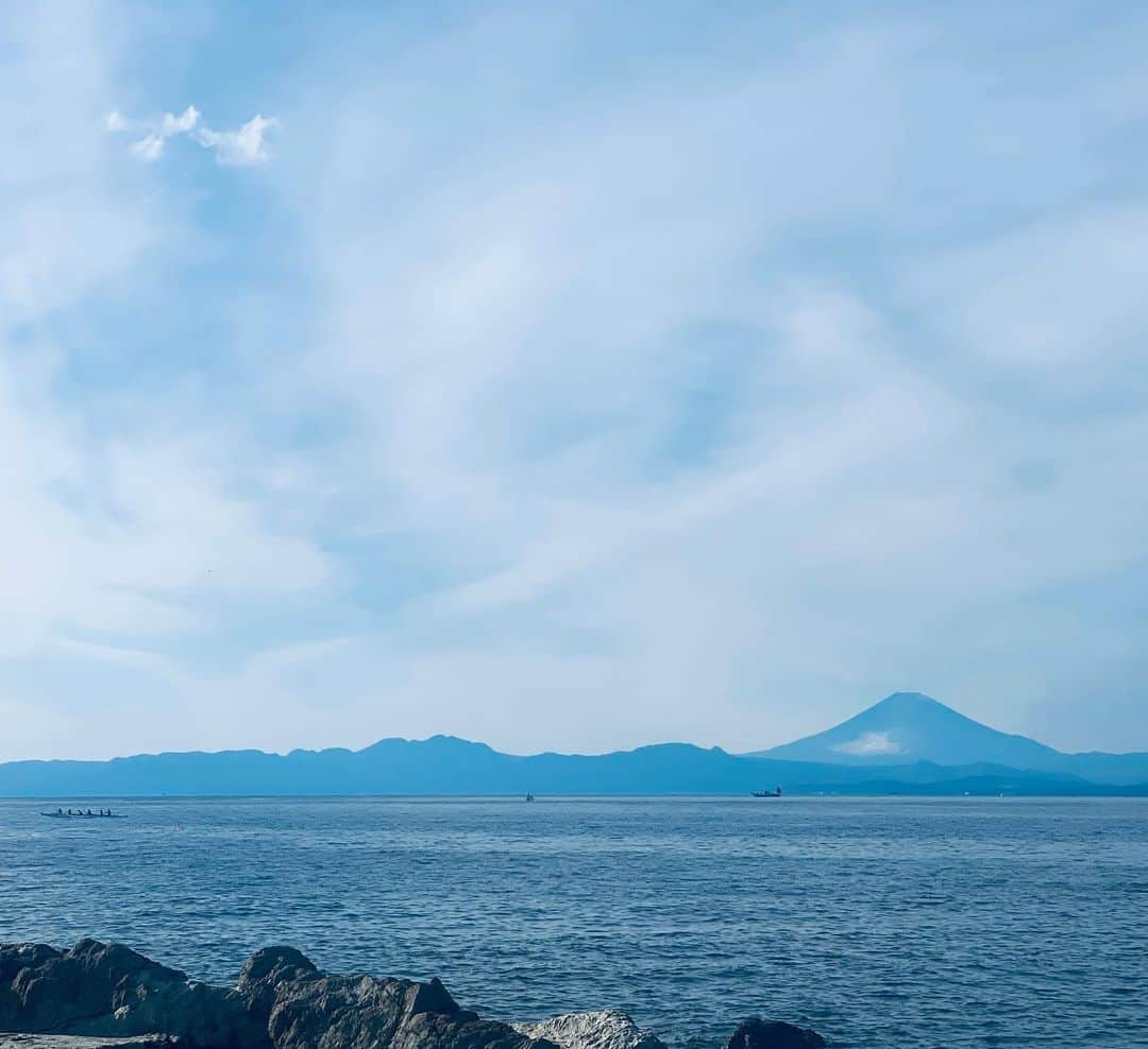 Hiroe Hiranoさんのインスタグラム写真 - (Hiroe HiranoInstagram)「葉山マリーナからゴールデンサンセット🌞 with 富士山🗻&クルーザー🛥  緊張が続いてた日々から、ホッとした時間☕️ #セルフケアTime🌿  久しぶりにショートカットに✂️ ショートが似合うと言ってくれる方が多いので、 久しぶりにバッサリ✌️#アシメントリーヘア  来年に向けて、スッキリ🌈 #風の時代  来年はカラーで遊ぼ✨  いつもありがとうございます✨ @tricca_satomi  @dai_mertica  めちゃ癒されました☺️  #nextchapter #fabulous #sunset #hairsalon」12月19日 18時43分 - hiroe_hirano