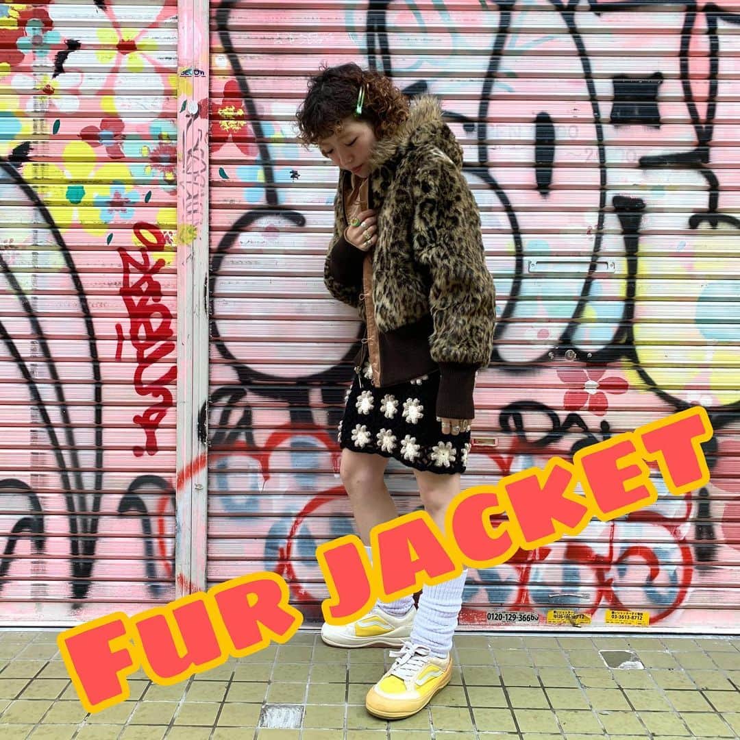 のインスタグラム：「【🤎ファージャケット/コート🤍】  今の時期にぴったり❄  カジュアルに着こなせるファージャケットから 上品で大人っぽさのあるファーコートまで 種類豊富にご用意しております💫  感染予防対策徹底しておりますので 皆様のご来店お待ちしております😊  原宿シカゴ竹下店 東京都渋谷区神宮前1-7-1 B1F 03-6721-0580 営業時間 12時〜20時(短縮営業) JR原宿駅から徒歩3分 東京メトロ明治神宮前駅から徒歩5分  #原宿#原宿シカゴ#竹下通り#古着#古着屋#古着屋さん #古着女子#古着男子#フルジョ#フルダン#フリクロ #原宿#下北沢#吉祥寺#京都 #harajuku#harajukuchicago#takeshitastreet #usedfashion#usedstyle#usedmix #usedclothing#vintage#outfitsociety #furcoat #furjacket #レオパード柄 #アニマル柄」