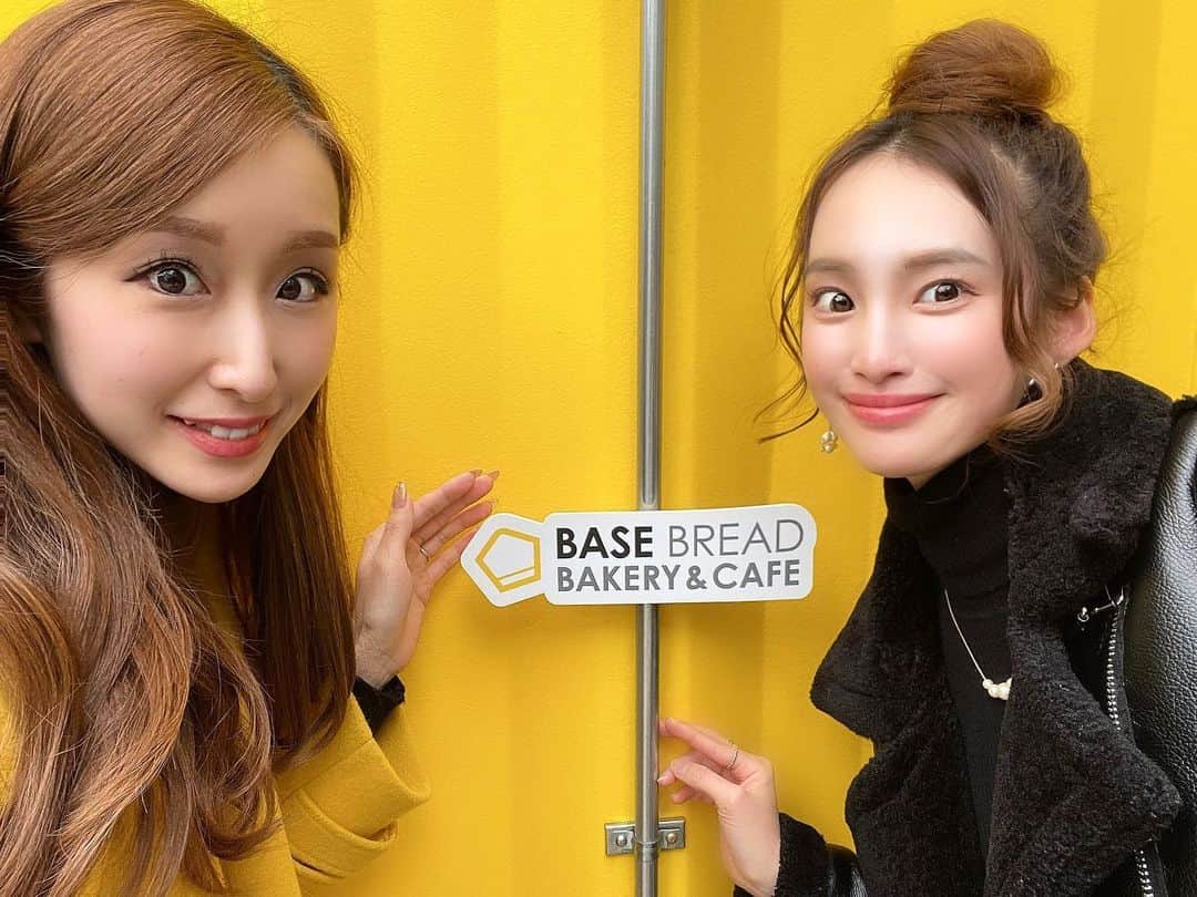 岩佐しおりのインスタグラム：「✔️🍞🥯 ・ アンバサダーをさせて頂いてる @basefood_tokyo さんが 恵比寿コンテナで期間限定 BASE FOOD BAKERY & CAFE をオープンしてるので わこちゃんとお邪魔しました🙈 お店可愛かったー💕💕 手軽に身体にいいものが食べたい方に ベースフードさん本当オススメです👏✨ ・ \クーポン情報/ 今年いっぱいまで 【BBC200】 200円オフになるので よかったら使ってください♡ ・ #ベースフード #完全栄養食 #カフェ #東京カフェ #カフェ巡り #basefood」