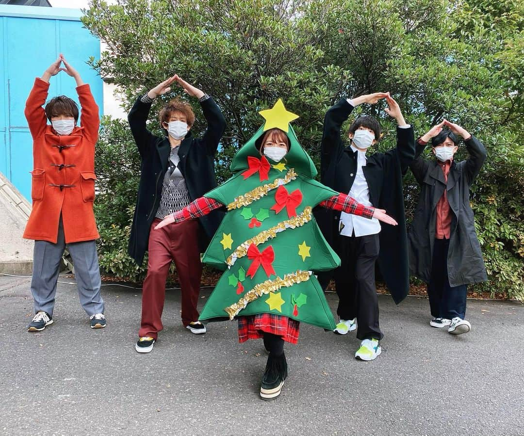 白井奈津さんのインスタグラム写真 - (白井奈津Instagram)「sumikaのみなさまと🎄✨  明日のfind outにコメントで登場してくれます🙆‍♀️🌈 冬ソングについて語ってくれるのたのしみ‼︎  さらに、YOASOBIのコメントもOA✨  ヨルシカグッズのプレゼントもあります🎁  あとは、みんなから冬フェスで聴きたいアーティストの1曲リクエストを募っていたり アーティスト名川柳を募集中だったり、、  どんだけもりだくさんなの😂🔥 という内容でお届けするので 聴いて参加してプレゼントもゲットしてねー💃  12月20日 夜20時から🌈  #sumika  @sumika_inc  #zipfm #findout #ファインドアウター #メリロ　 #sumika始まってすぐ感無量で泣きました #yoasobi  @lilasikuta  #ヨルシカ　@yorushika_official_」12月19日 18時48分 - shirai_natsu