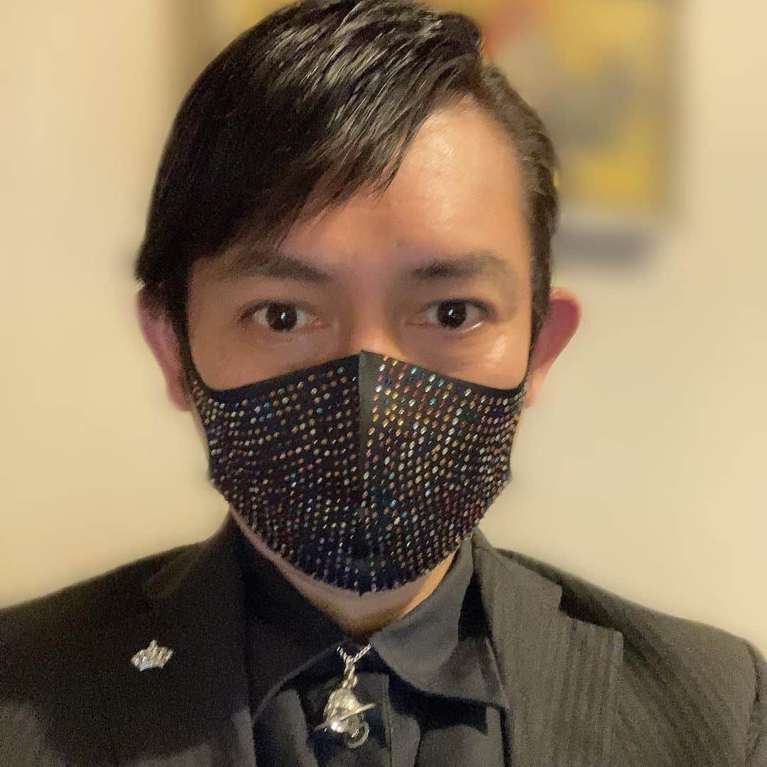 ごあきうえのインスタグラム：「今から某所のパーティー。 この衣装着るの久しぶりなんだけど、 パーティージャケットが全部小さくなっちゃって。 合わせるジャケット探すのに部屋めちゃめちゃになって、時間もギリギリなっちゃった！ 全身撮る暇も無かった！  ディスタンスと自分の身体には注意します！  #ごあきうえ　#akuego  #パーティー　#パーティージャケット #party #ぱーてぃーいかなあかんねん  #파티」