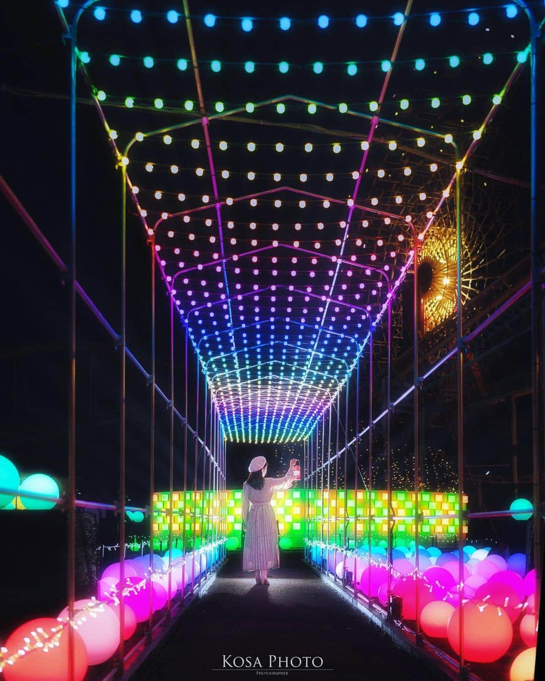 のインスタグラム：「Rainbow Road まるでマリオカートのレインボーロードみたいでした🤣 . Location:和歌山 Wakayama / Japan🇯🇵 Date:2020年12月 . #和歌山マリーナシティ#japan_night_view_member #フェスタルーチェin和歌山フォトコンテスト2020 #raytrekフォトコンテスト2020 #レイトレッククリエイター #insta_wakayama #グッドトリップ和歌山 #visitwakayama #ポトレ撮影隊 #i_c_part #art_of_japan_ #tokyocameraclub #dpj_member #team_jp_ #IG_PHOS #photo_jpn #ptk_japan #pt_life_ #bestjapanpics #Lovers_Nippon #YourShotPhotographer #light_nikon #sorakataphoto  #LBJ_Legend #広がり同盟メンバー #nipponpic_member #special_spot_legend #s_shot #japan_of_insta #bestphoto_japan」