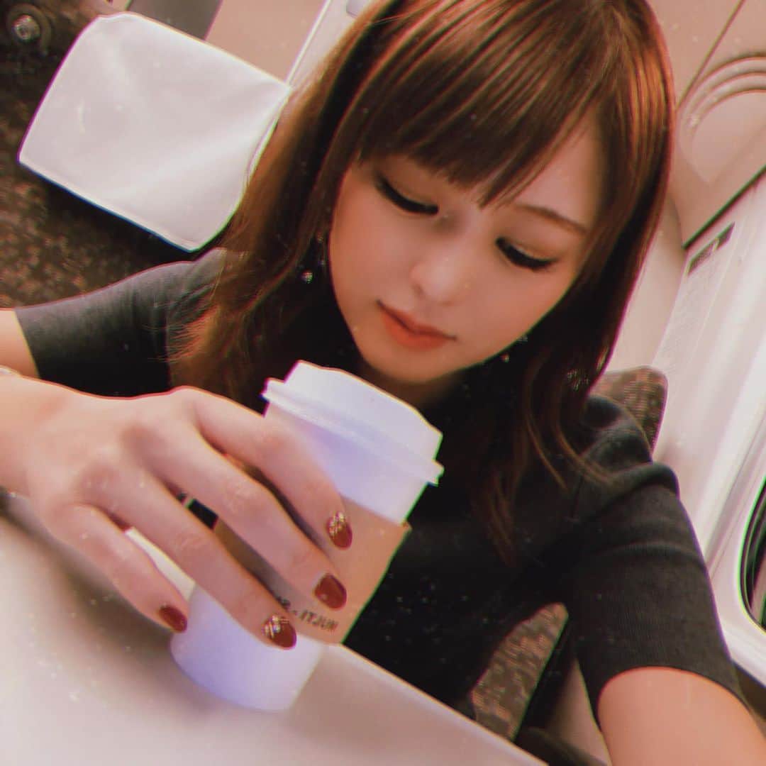 坂之下侑子のインスタグラム：「今日のゴルフ寒すぎたから帰りココア飲んであったまってます😋🤍  みぞれまで降ってきてたよ🥶☃️  ココアおいしいー。 #ココア #🥤 #🤍🤍🤍」