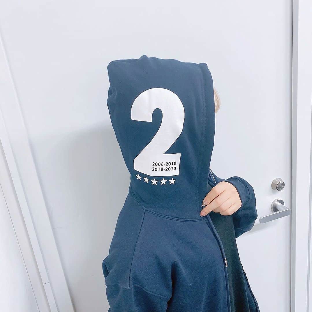 吉田有里のインスタグラム：「#こちみて 今月は﻿ ２４日２０時〜クリスマスイブ🎄生放送です！﻿ いつもより開始時間が１時間早いので、﻿ お間違いなきように🙏﻿ メールも募集してます〜２０２０不幸自慢を送ってね！﻿ (明◯家サ◯タ………？？？？？？)﻿ ﻿ ﻿ ﻿ ﻿ 前回のこちみてでウキウキで着てたやつ﻿ このパーカーは注文して届いた内田篤人さんの﻿ メモリアルグッズ〜😭💕﻿ ﻿ ゲストが芹亜ちゃんだからFIVE STARSで星が5つ付いてるんですね！という﻿ コメントがあったらしいですが﻿ 全然関係ないです😗←﻿ ﻿ 来年はもっとスタジアムに足を運びたいなぁ﻿ ﻿ #よしだふく #fashion #ootd﻿ #こちみて #吉田有里と田中ちえ美の仲間になりたそうにこちらを見ている ﻿ #内田篤人 さん #ずっと大好きです #鹿島アントラーズ」