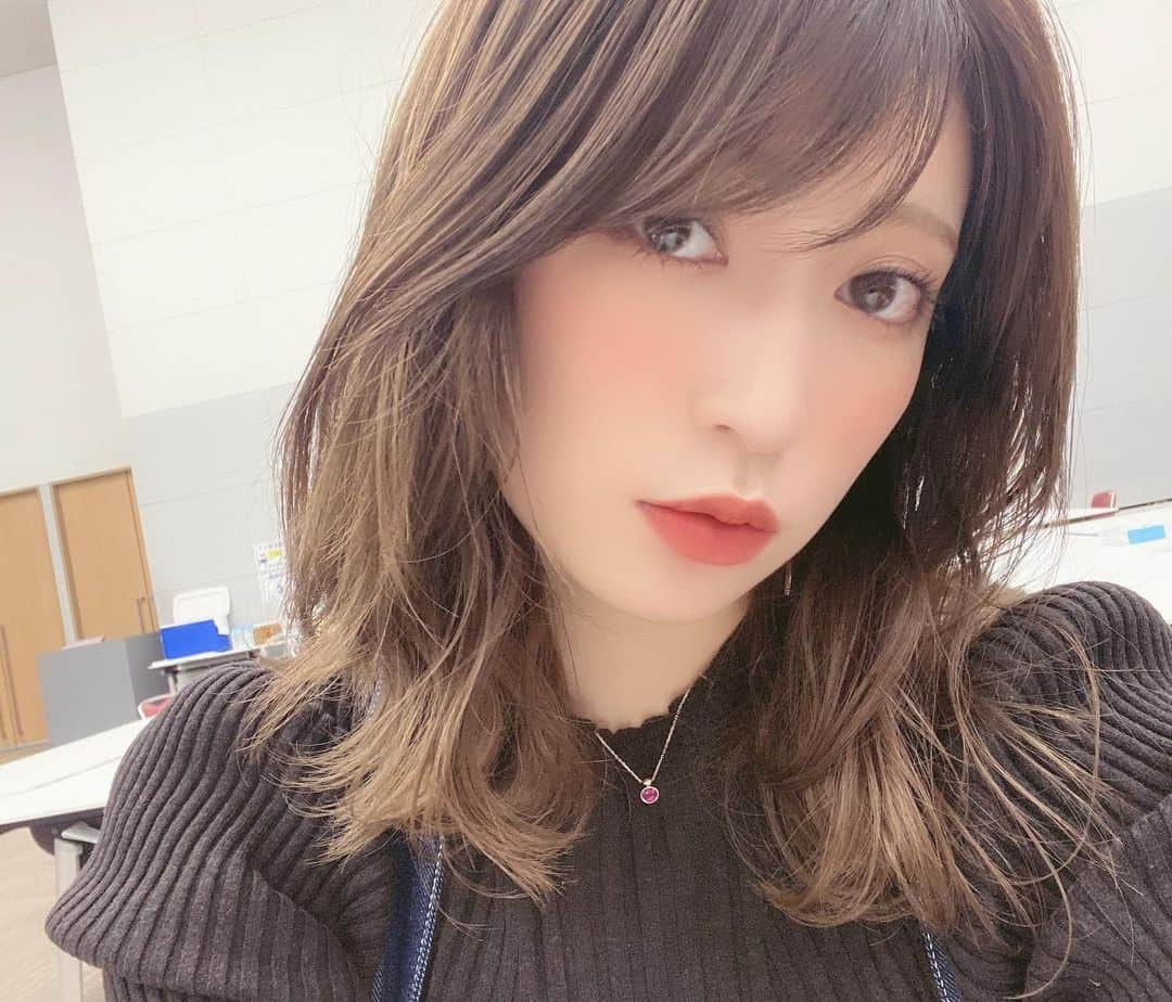 吉田朱里さんのインスタグラム写真 - (吉田朱里Instagram)「髪の毛切った🤍🤍🤍 巻くと結構短くなる！ #セミロング」12月19日 18時53分 - _yoshida_akari