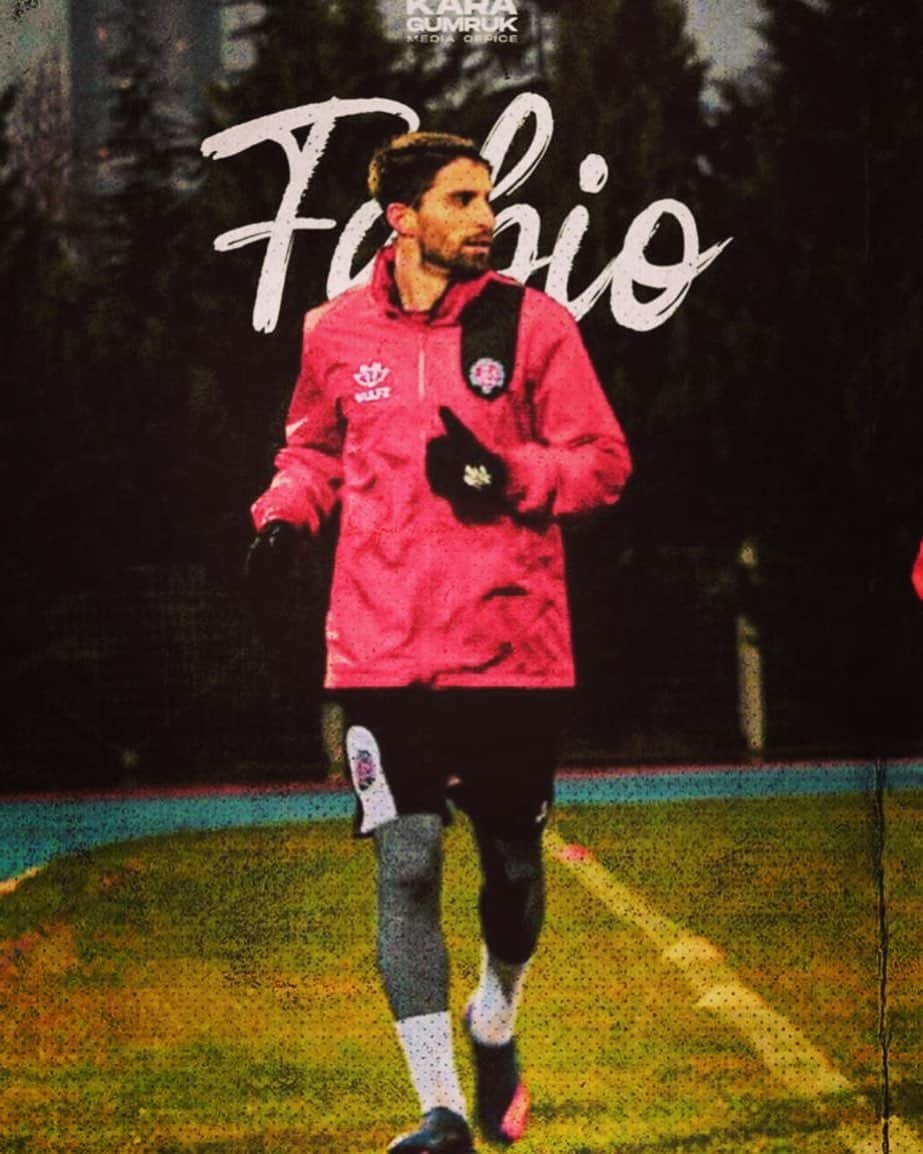 ファビオ・ボリーニのインスタグラム：「🇬🇧 These past months have been the hardest of my life! Working hard consistently every day, belief in what I am doing and believing in myself has been worth it. Finally I’m back doing what I love and ready to win with my new club.  Thank you @karagumruk_sk !!  I am here and very ready!!!!! 🇹🇷 Geçtiğimiz aylar hayatımın en zorlu dönemiydi! Her gün devamlı sıkı çalışmak, yaptığım şeye ve kendime inanmak sonuç verdi. Nihayet sevdiğim şeye geri döndüm ve yeni kulübümle kazanmaya hazırım. Teşekkürler Karagümrük!!! Ben buradayım ve fazlasıyla hazırım!!! #karagumruk #win #newchallenge #istanbul #goals #football」