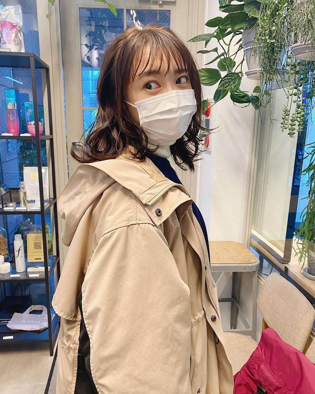 中島早貴さんのインスタグラム写真 - (中島早貴Instagram)「2020年美容室納めしてきたよ💇‍♀️ 　 今年は 自粛中にはじめて自分で髪染めてみたり  オーディション以来(8歳ぶりに！)髪の毛短くなったり わたしの中ではチャレンジしてみたくなった年だったみたい。 　 来年もうひとつチャレンジしてみたい事企んでます😏👍 　 わっきーさん 今年もお世話になりましたぁー✨ 　 --------------------------   さきちゃんの髪メンテ。 　 カラーしてトリートメントしてカットして、年内最後かなぁ。 　 最後は動かしてふわふわパーマ風に。 「次は髪〇〇しよう！」と作戦会議☺︎ 皆様お楽しみに！ 　 さきちゃん、ありがと。 @saki__nakajima__uf  #リスペクトさきちゃん 　 hair @lomalia_izuwaki 　 ※保存してカウンセリング時に美容師さんに見せるとスムーズです、是非ご活用ください☺︎ 　 #Lomalia #ロマリア #乾かすだけでキマる髪 #毎日簡単に素敵になれる #NEWNATURAL #髪色改善 #髪をたのしむ #自然体で心地よく洗練された髪  #Lomaliaguest #Leny #ニューナチュラル #乾かすだけでキマる #レニー #表参道 #原宿 #渋谷 #ハイライト #泉脇崇 #泉脇髪 #ボブ #カラー #パーマ #カット #ショートヘア #髪型 #ヘアスタイル #FrameDesignCut #フレームデザインカット #縮毛矯正」12月20日 0時27分 - saki__nakajima__uf