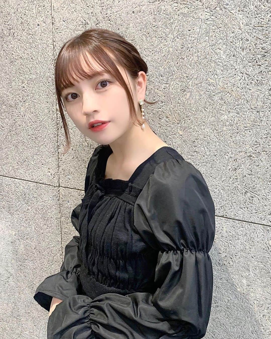 廣川奈々聖のインスタグラム：「投稿久しぶりになっちゃった！🐁﻿🗝 ﻿ ﻿このトップス ひとめぼれして買ったんだ〜 ﻿ ﻿#ねじりアレンジ#ヘアアレンジ#まとめ髪#bubbles」