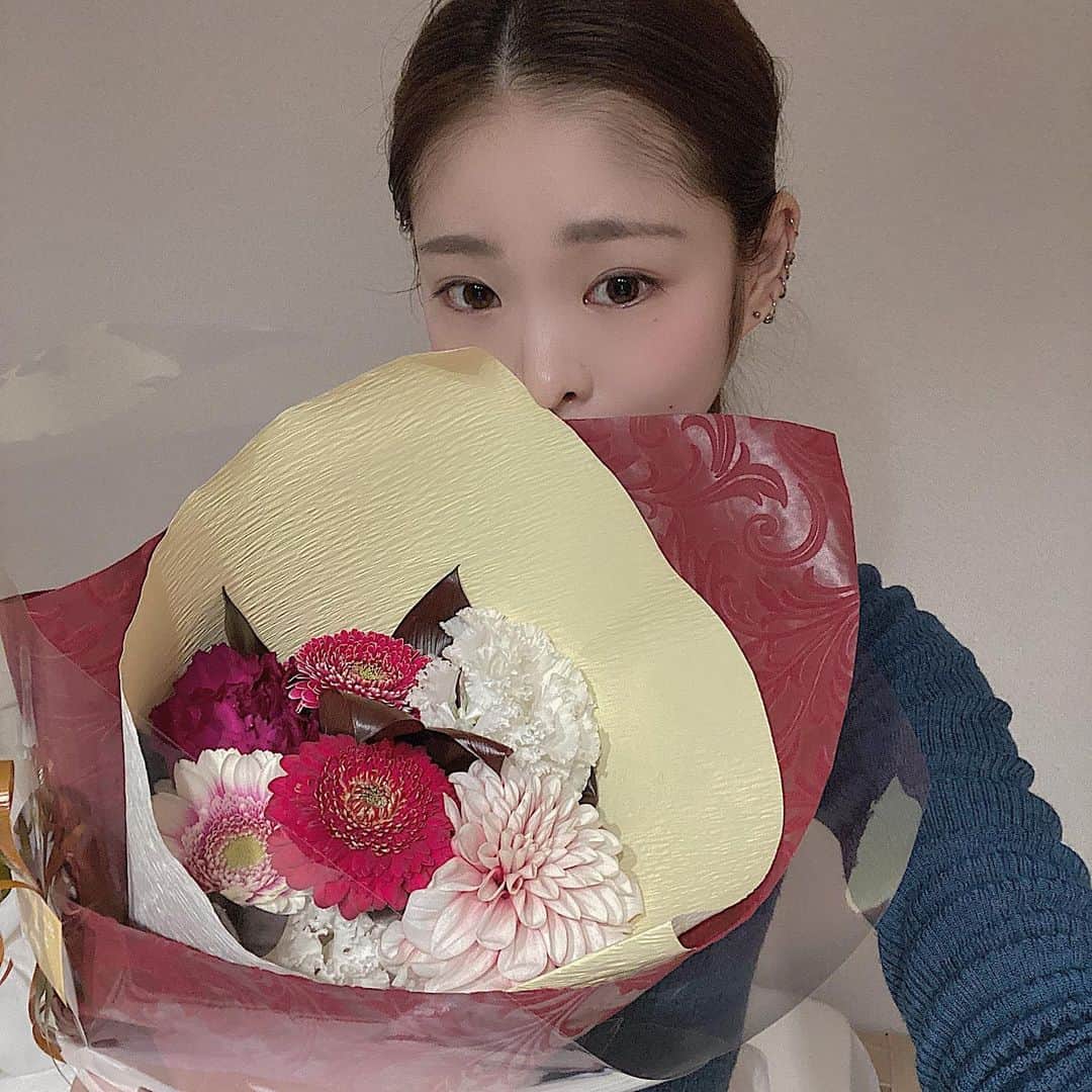 川本莉菜のインスタグラム：「綺麗な花束いただいてしまった🖤 自分で言うのもなんだがよく頑張ったと思う。 まだまだ修行の身、自分なりにこれから頑張る。 . . . . . #me #flower #bouquet #ad #selfie」