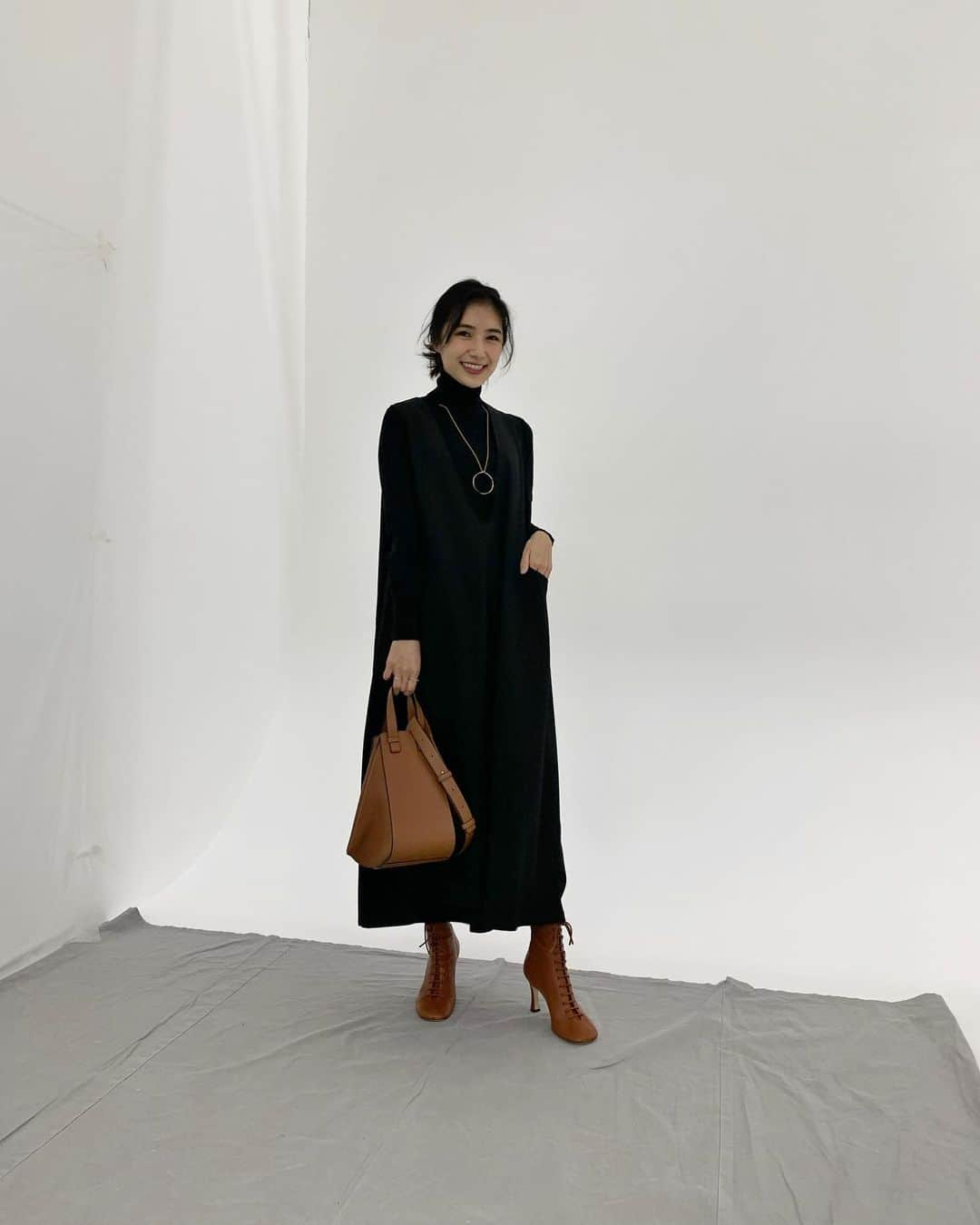 小林さりさんのインスタグラム写真 - (小林さりInstagram)「coordinate ༘* ・ ・ この前撮影行った時のコーディネート⋆︎* black×terracotta とってもお気に入りの組み合わせ♡ ・ ・ #ワンピース………#fromfirstmusee #タートル…………#uniqlo  #バッグ…………….#loewe #ブーツ…………….#celine #ネックレス………#dewlux #seadsmara  ・ ・ @fromfirstmusee のワンピースは褒められワンピでした♡ ・ ・ @fromfirstmusee_stylesnap #フロムファーストミュゼ #ワンピース  #ワンピースコーデ #ブラックコーデ #さりの服 #sサイズ #sサイズコーデ」12月19日 18時57分 - _____sari