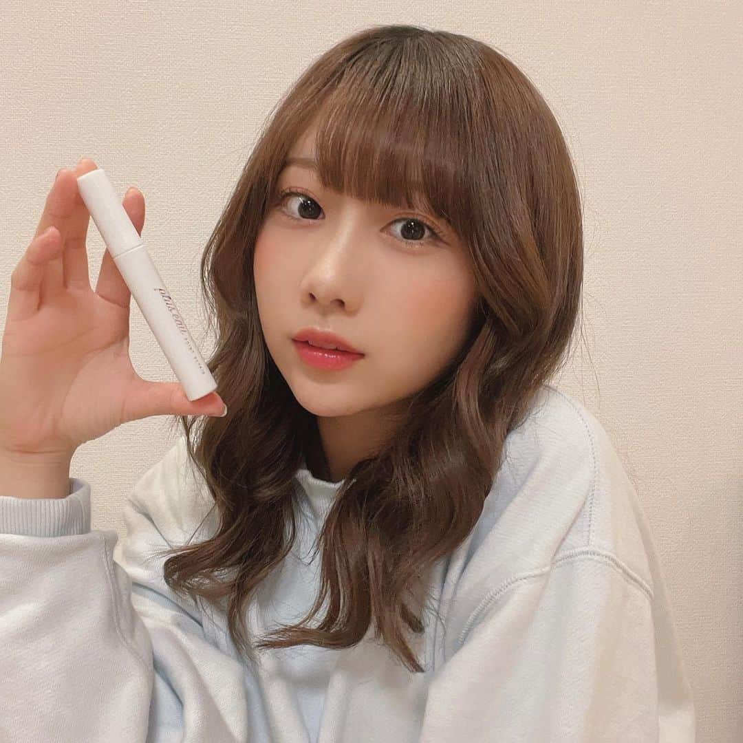 きりたんぽさんのインスタグラム写真 - (きりたんぽInstagram)「﻿ ブリーチ毛だから﻿ すごいアホ毛出るんだけど﻿ 最近これ使っててほんとに便利🥺✌🏻﻿ ﻿ 前髪キープしたい時とか﻿ 髪の毛アップにした時に﻿ 出ちゃったチョロ毛とかも﻿ これで綺麗になる✨🥰﻿ ﻿ ﻿ ちっちゃくて持ち運びしやすいから﻿ カバンの中に入れて出先でも﻿ 使えるようにしてる🤫👜✨﻿ ﻿ ﻿ PLAZAやLOFTで買えるよ🤓﻿ ﻿ ﻿ #プリュスオー﻿ #ポイントリペア﻿ #まとめ髪用ポイントブラシ﻿ #アホ毛対策﻿」12月19日 19時00分 - kiritampopopo