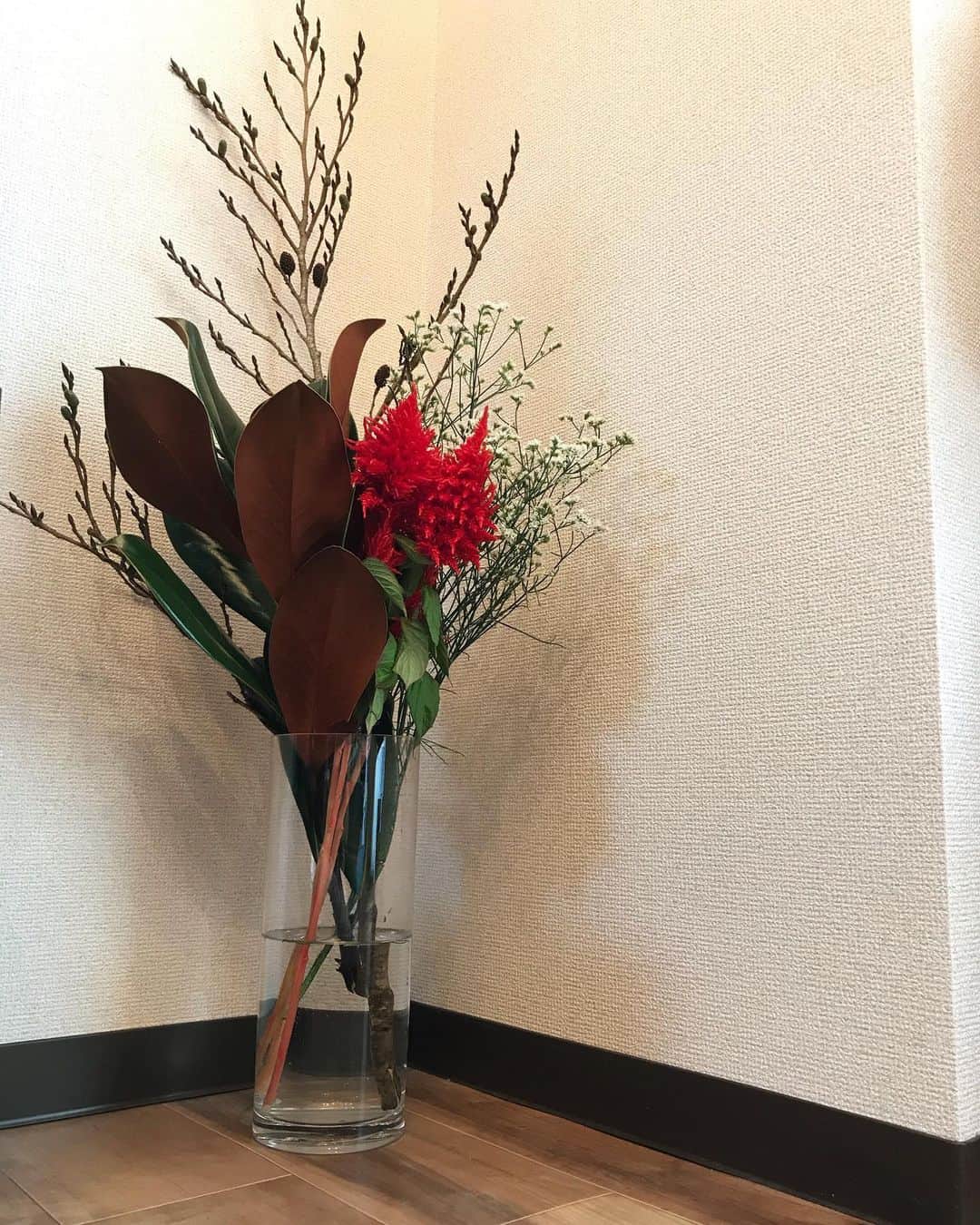 坂詰美紗子のインスタグラム：「・  👩🏻‍🦰「もうちょっと何か足そうかなぁ。」 🥀「ユーカリなんてどうですか？」 👩🏻‍🦰「ユーカリかぁ、パンダ🐼ですね。」 🥀「・・・」 🥀「コアラ🐨ですね。」  帰宅して、生けながら思い返し、恥ずかしくなりました。通常運転でお送り中。  ・ ・ ・ #大丈夫 #ちょっとうっかりしただけ ＃再訪問 #flowers #flowerstagram  #🎄 #december #笹 #笹だから #笹です #笹 #笹 #笹」