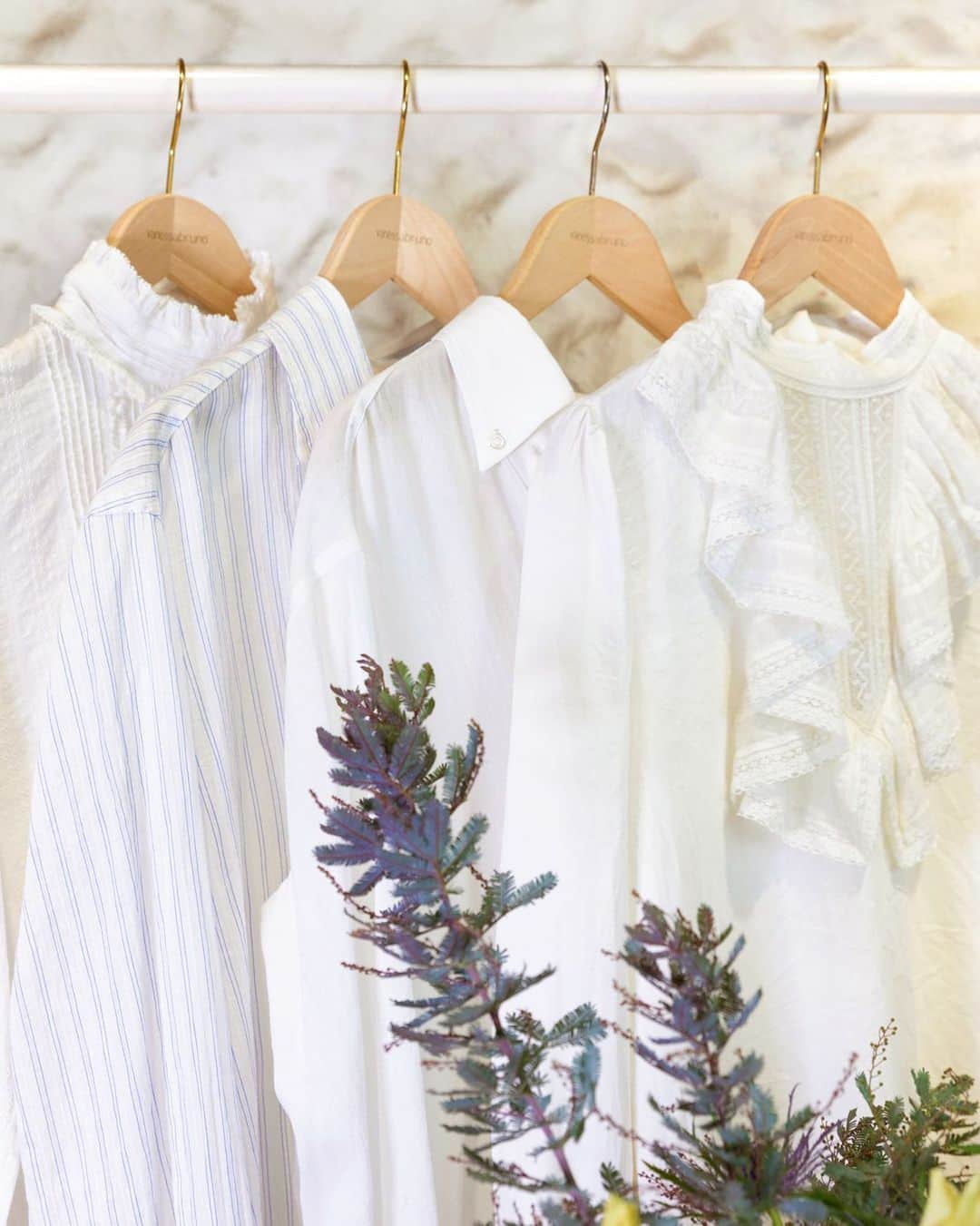 バネッサ・ブリューノさんのインスタグラム写真 - (バネッサ・ブリューノInstagram)「Nos blouses blanches en coton : essentielles et intemporelles...⁠⠀ ⁠⠀ Our white cotton blouses: essential and timeless...⁠⠀ ⁠⠀ #vanessabruno #vanessabrunoblouses #whiteblouses #cotonblouses⁠ #vanessabrunostores #instore⁠」12月19日 19時03分 - vanessabruno