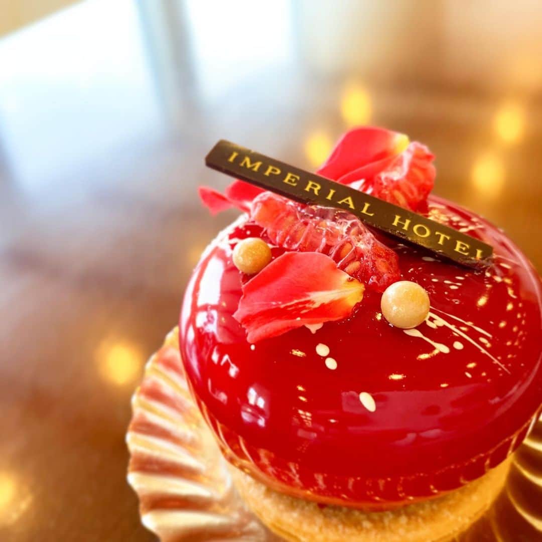 市川歩美のインスタグラム：「帝国ホテル東京「ガルガンチュワ」のクリスマスケーキ「ノエルルージュ」です♡  昨日J-WAVE「ALL GOOD FRIDAY」で、それからさっきインスタライブでお話ししたケーキです。  クリスマス当日まで限定数毎日販売。ローズの香り、フランボワーズ、ライチの香り、ルビーチョコレートを使っています。  美しすぎて見とれてしまいますが、食べ始めたらあっという間になくなるおいしさでした！！  #ilovechocolate  #chocolat #chocolatelovers  #chocolate #チョコレート #チョコレート大好き #チョコレート好き #ショコラ #チョコレート好きと繋がりたい #チョコレートケーキ #ルビーチョコレート #帝国ホテル #帝国ホテルガルガンチュワ #クリスマスケーキ2020 #1人用クリスマスケーキ #ローズ #薔薇のケーキ」