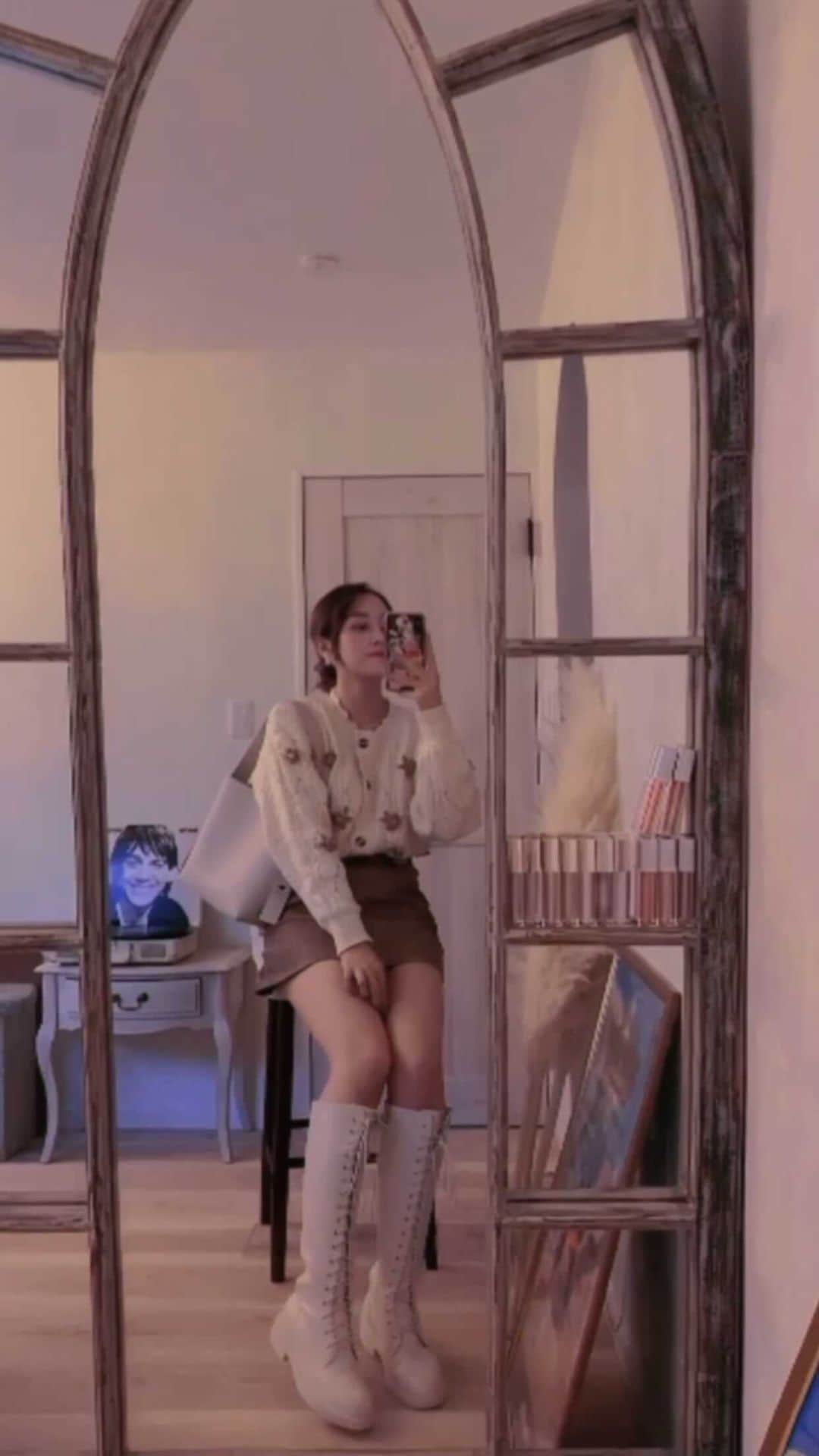 のインスタグラム：「ある日のコーデ🌷  今宵は秘密にしたいくらい可愛い韓国通販サイト @jemiremi_official のお洋服紹介をYouTubeに載せたので、その中でもお気に入りコーデをリールで作ってみました🌛  お花柄にショートスカパン！冬だけど足は出したいんですよね。ブーツも歩きやすくバッグも大容量で優秀です(*'ω'*) 是非YouTubeも見てみてください🌱  #ファッション #コーデ #韓国通販 #韓国ファッション #jemiremi #ジェミレミ #ニット #スカパン #ミニスカ #私服 #冬服 #プチプラコーデ」