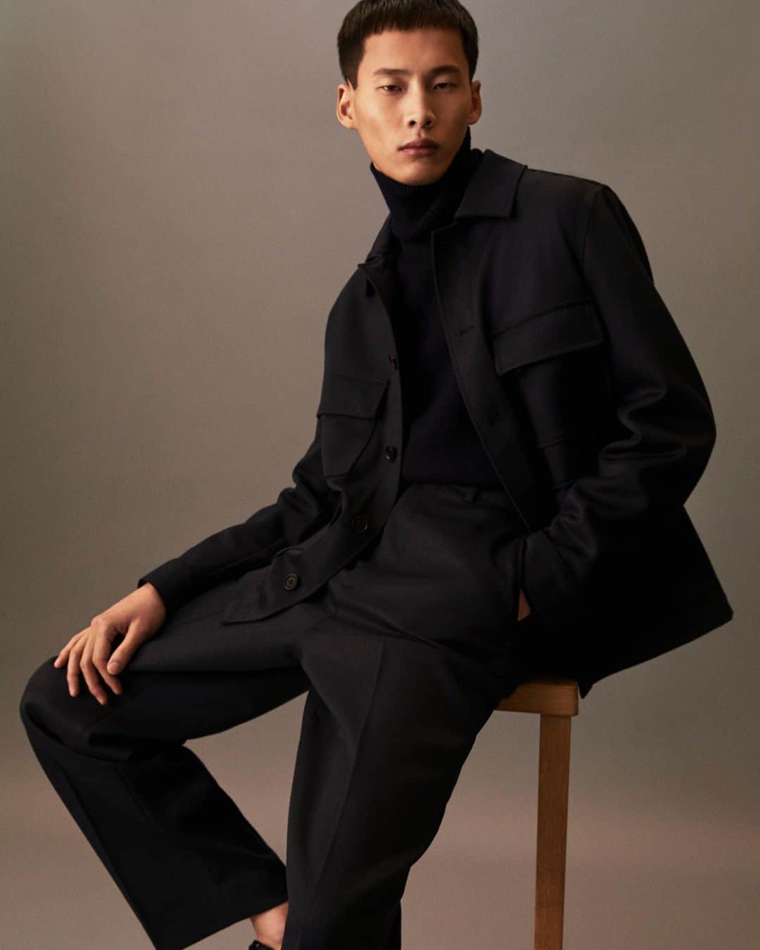 ARKETさんのインスタグラム写真 - (ARKETInstagram)「There are many things we like about this look. First, the choice of an overshirt instead of a classic blazer. The monochrome black palette and the base-layer roll-neck come next, adding depth, warmth and richness. The versatility of each piece alone is remarkable too. Explore our favourite looks for dressing up to the occasion and celebrate the end of 2020: link in bio. - #ARKET #men」12月19日 19時12分 - arketofficial