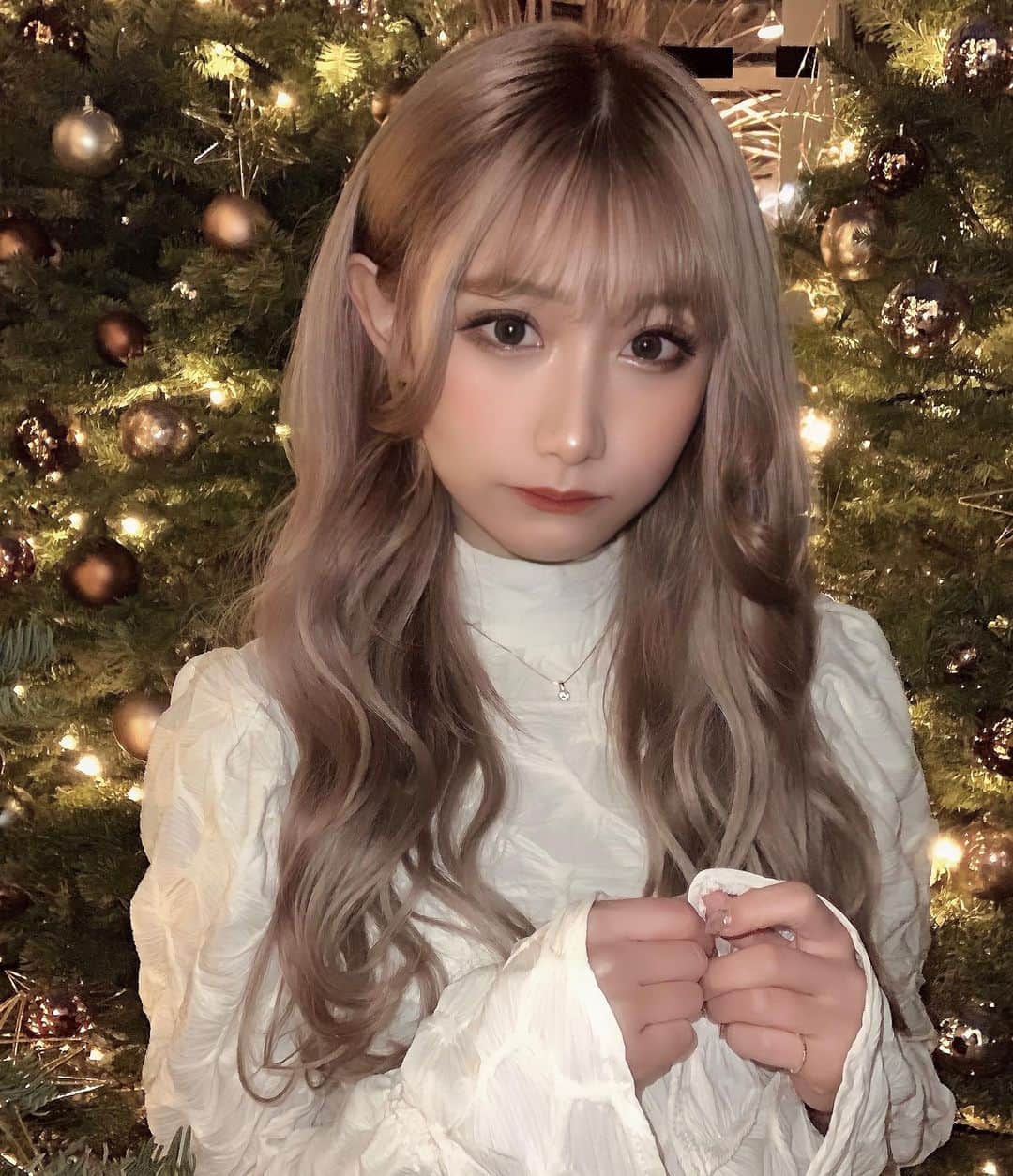 のインスタグラム：「. じゅんさんカラー😌💫 ミルクティーベージュ🍼🤎 #nicolaibergmann のクリスマスツリーの前で📸🎄  . #表参道カフェ #カフェ巡り #darich」