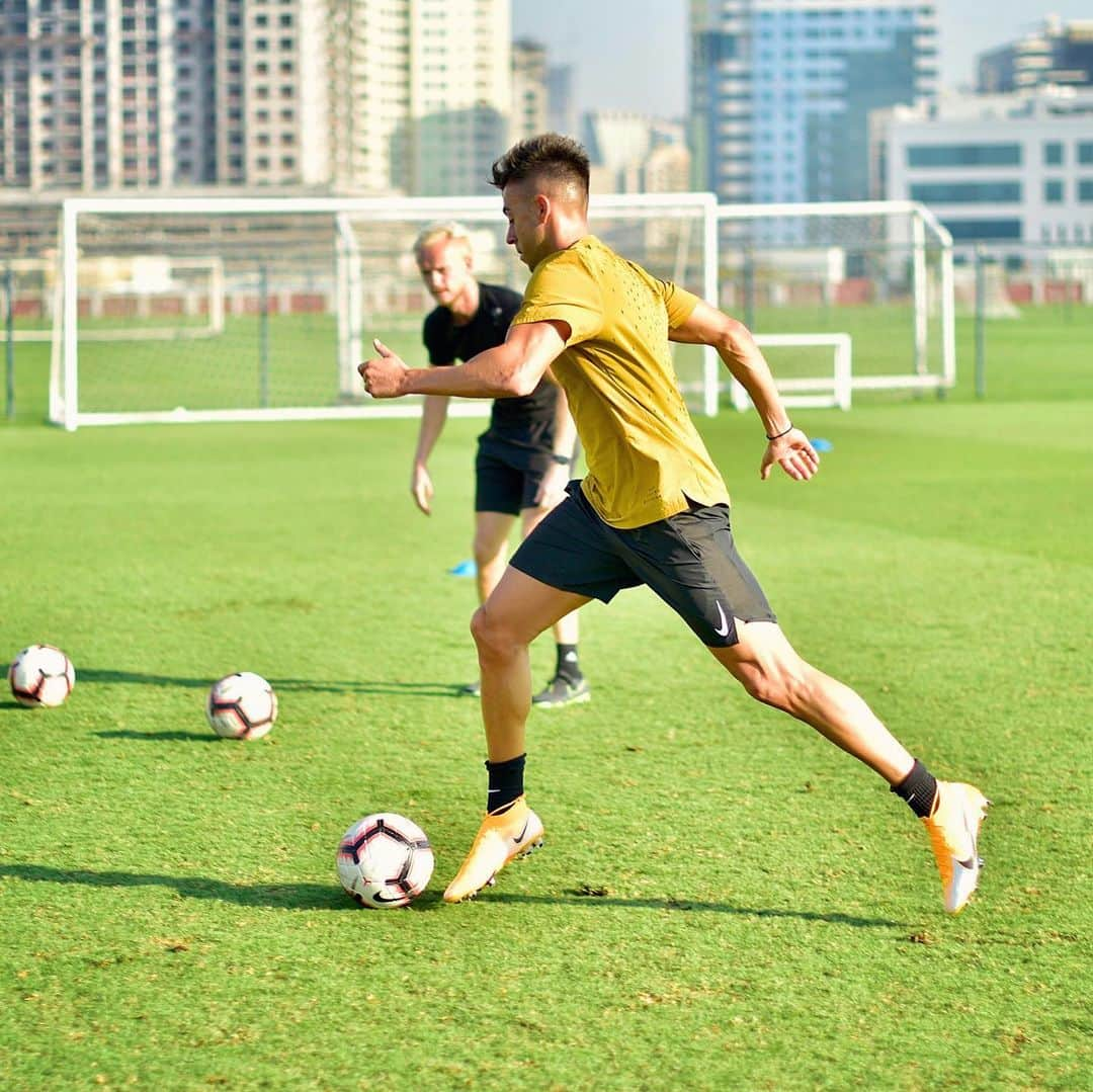 ステファン・エル・シャーラウィさんのインスタグラム写真 - (ステファン・エル・シャーラウィInstagram)「One step closer⚽️💪🏼☑️ #Day6 #Training #Work」12月19日 19時08分 - stewel92